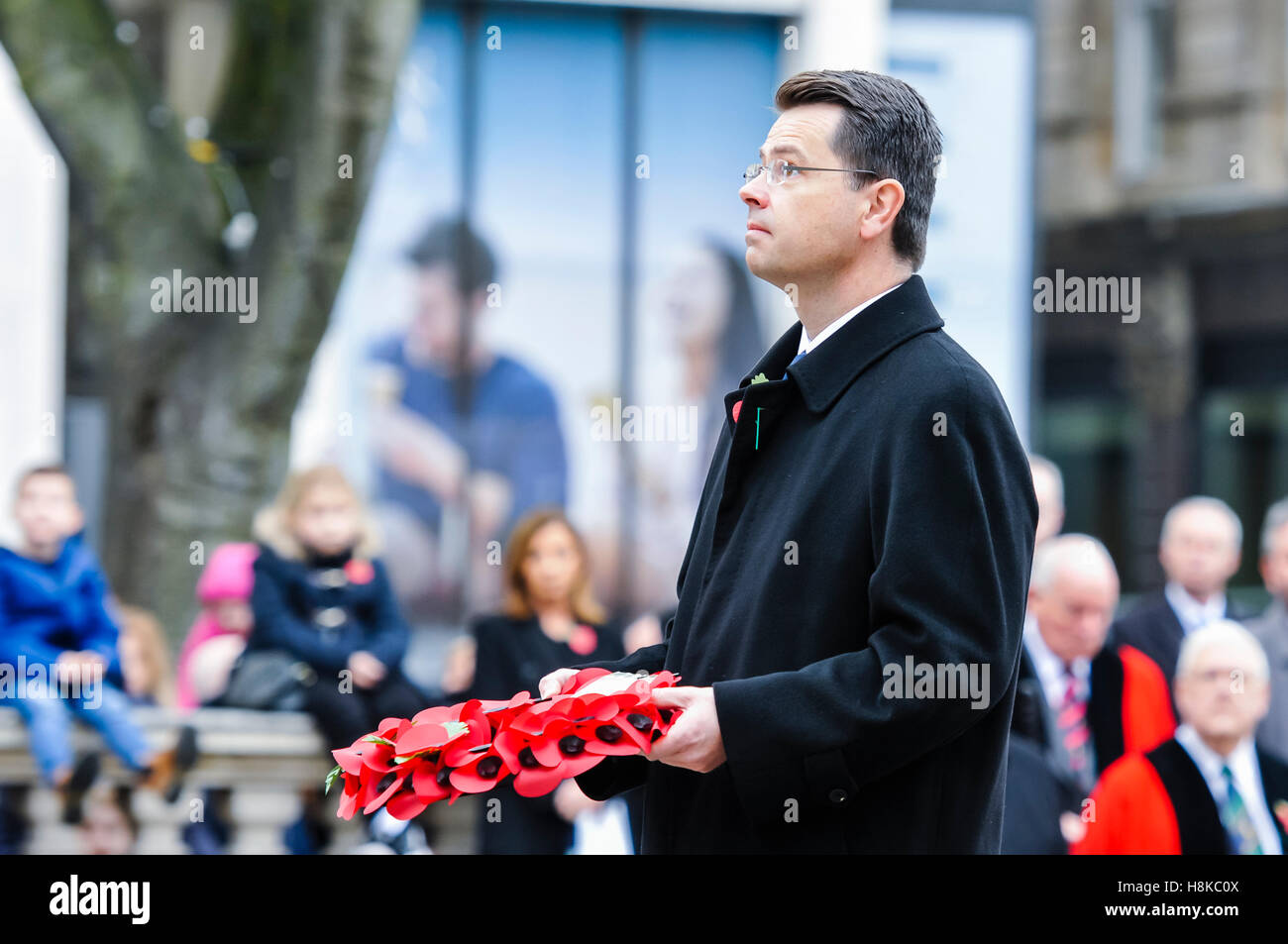 Belfast, Nordirland, Irland. 13 Nov, 2016. Staatssekretär für Nordirland, James Brokenshire, legt einen Kranz am Gedenken Sonntagsgottesdienst in der Belfast City Hall Kenotaph. Credit: Stephen Barnes/Alamy leben Nachrichten Stockfoto