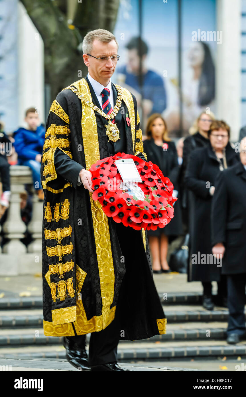 Belfast, Northern Ireland. 13. November 2016. Oberbürgermeister von Belfast, Stadtrat Brian Kingston, legt einen Kranz beim Remembrance Sunday Service im Belfast City Hall Kenotaph. Bildnachweis: Stephen Barnes/Alamy Live-Nachrichten Stockfoto