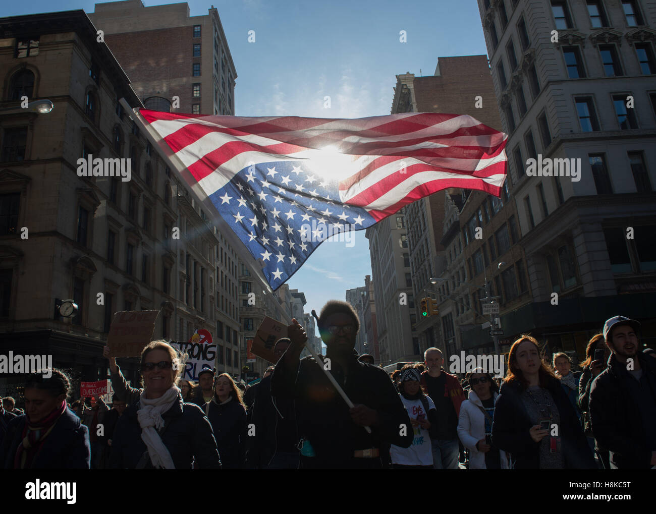 New York, New York, USA. 12. November 2016. Ein Demonstrator trägt die amerikanische Flagge auf dem Kopf stehend wie Tausende von Menschen Rallye und Marsch nach Trump Tower aus Protest des Präsidenten elect Trumpf. © Bryan Smith/ZUMA Draht/Alamy Live-Nachrichten Stockfoto