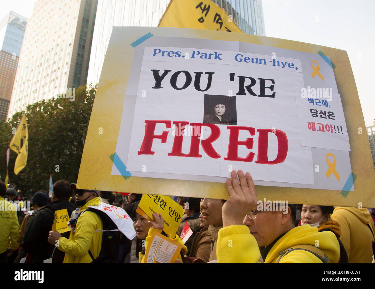 Südkorea-Politik, 12. November 2016: Familienmitglieder Sewol Fähre Tragödie März während einer Kundgebung fordern Rücktritt des südkoreanischen Präsidenten Park Geun-Hye in Seoul, Südkorea. Mehr als 1 Million Menschen besuchte eine Candle-Light-Rallye in zentralen Seoul am Samstag auf Nachfrage Rücktritt von Präsident Park, dessen langjähriger Freund Choi Soon-Sil und ihre enge Sekretärinnen angeblich in einer Vielzahl von Angelegenheiten einmischten. Choi wurde auf Kosten von Betrug und Missbrauch von macht Anfang November verhaftet, berichteten lokale Medien. Bildnachweis: Lee Jae-Won/AFLO/Alamy Live-Nachrichten Stockfoto