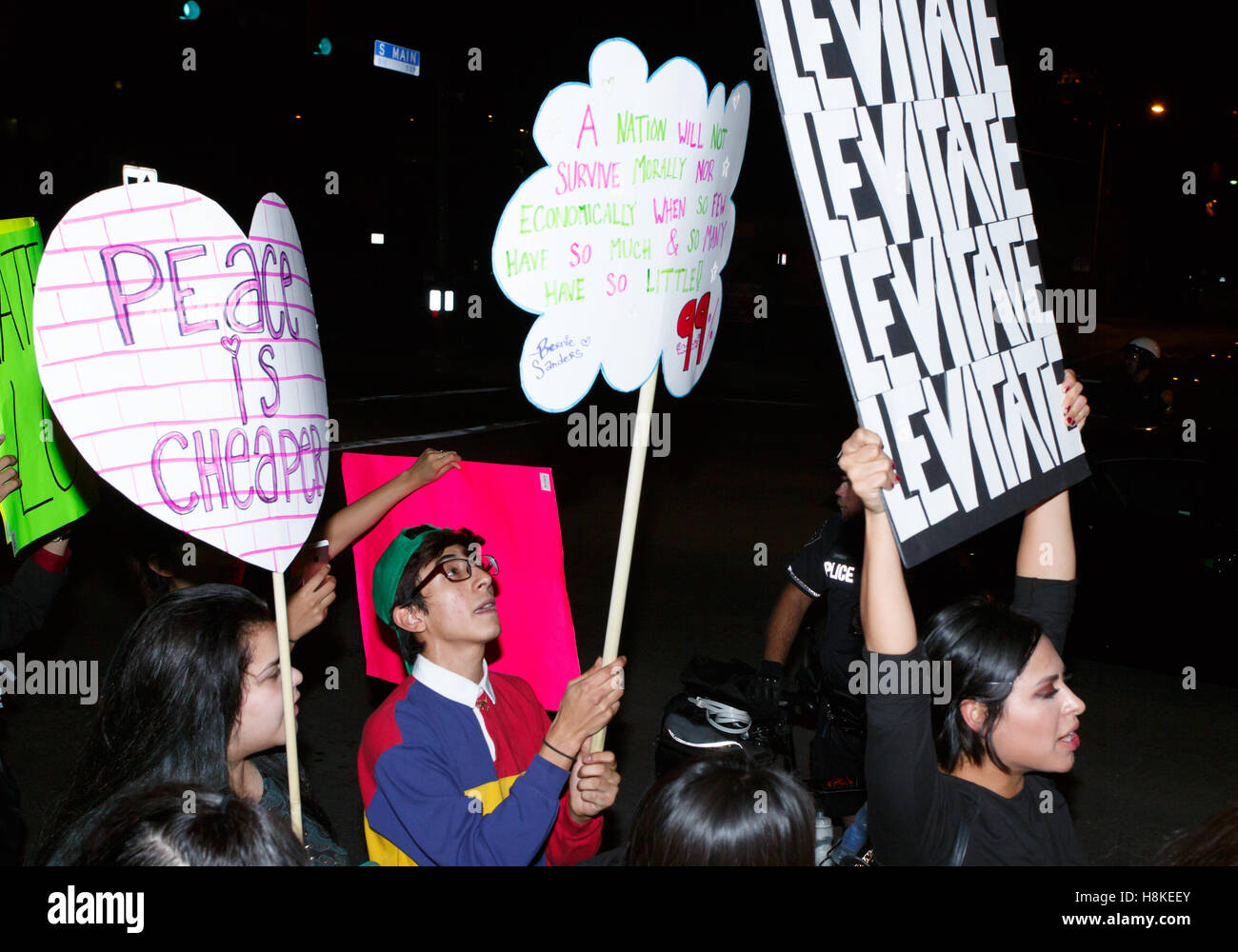 12. November 2016. Mehrere hundert Demonstranten protestieren, dass die Wahlen und Politik Vorschläge von Donald Trump bei einem friedlichen Protest in San Antonio, Texas City Hall und anschließende nach Alamo zu marschieren. Donald Trump Wahl zum US-Präsidenten in dieser Woche hat viele Amerikaner unsicher über die Zukunft der US-Bürgerrechte und Außenpolitik und Protesten in mehreren Städten der USA seit der Wahlprozesses täglich durchgeführt worden. Stockfoto
