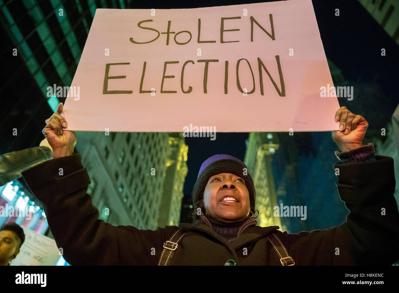 New York, USA. 13. November 2016. Eine Afroamerikanerin hält ein Plakat liest "Wahl gestohlen" während einer Protestaktion gegen Donald Trump Präsidentschaftswahl Sieg in der Nähe von Trump Tower auf der 5th Avenue in Manhattan von New York City, USA, 13. November 2016. Bildnachweis: Li Muzi/Xinhua/Alamy Live-Nachrichten Stockfoto