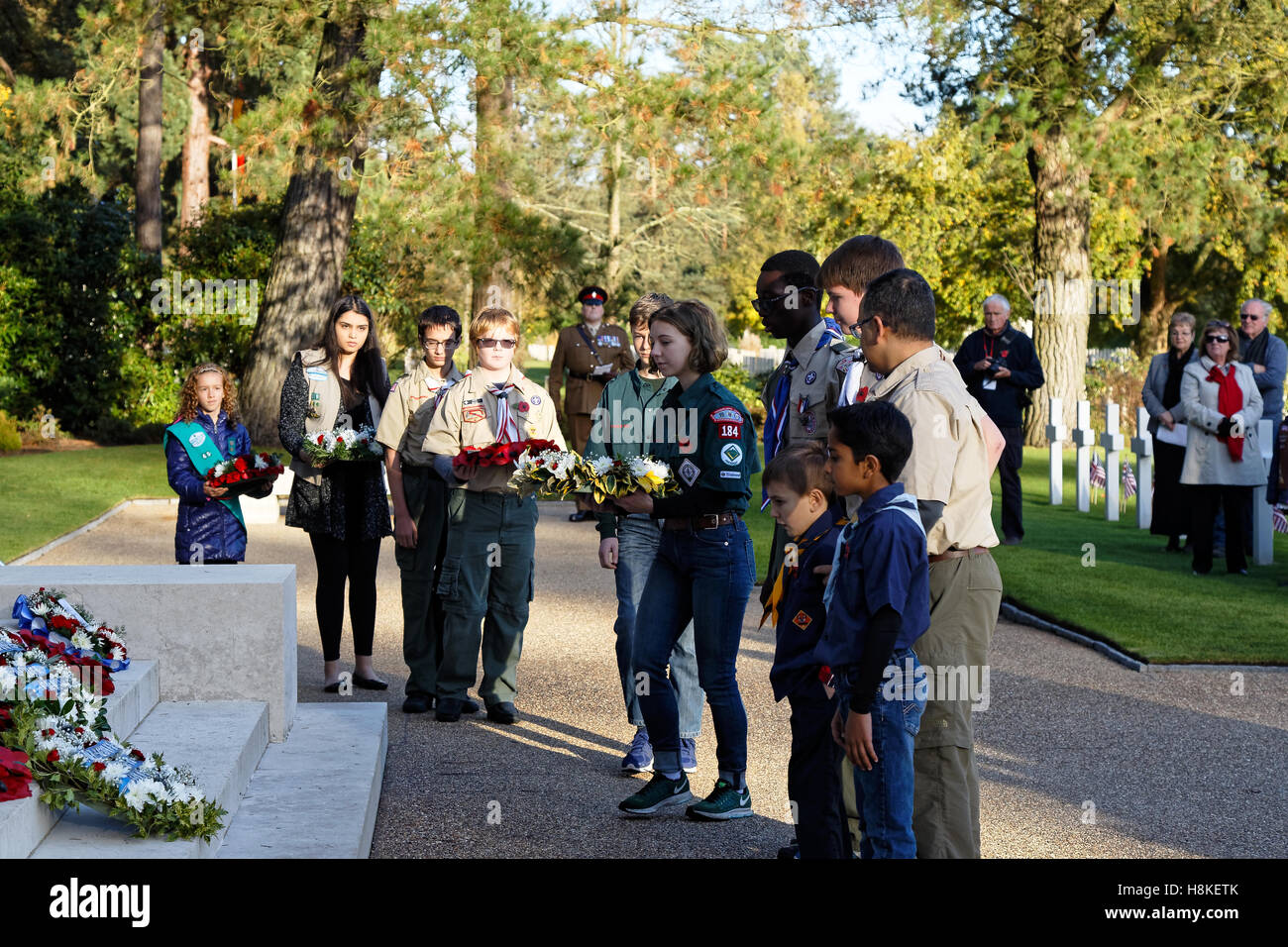 Veterans Day 2016 um Brookwood American Cemetery - A Venture Scout der Pfadfinderbewegung der USA bereitet sich auf ihr Kranz legen Stockfoto