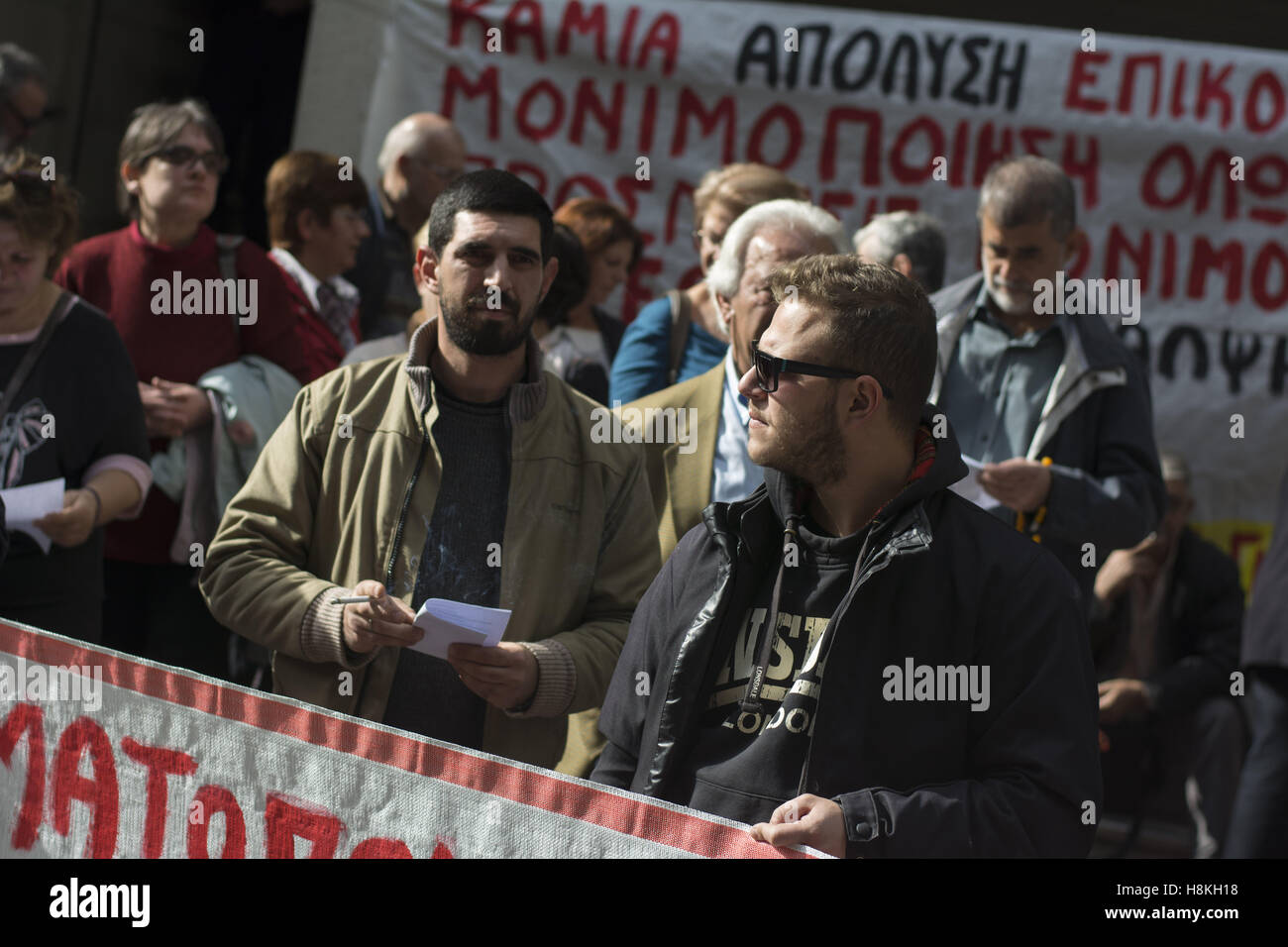 Athen, Griechenland. 14. November 2016. Gesundheitswesen und Gewerkschafter versammeln sich vor dem Ministerium für Gesundheit und soziale Solidarität und schreien Parolen gegen die Regierungspolitik. Die inszenierte einer Demonstration zum Protest gegen Personalmangel im Gesundheitswesen, sowie Bezüge zu verlangen. Bildnachweis: Nikolas Georgiou/ZUMA Draht/Alamy Live-Nachrichten Stockfoto