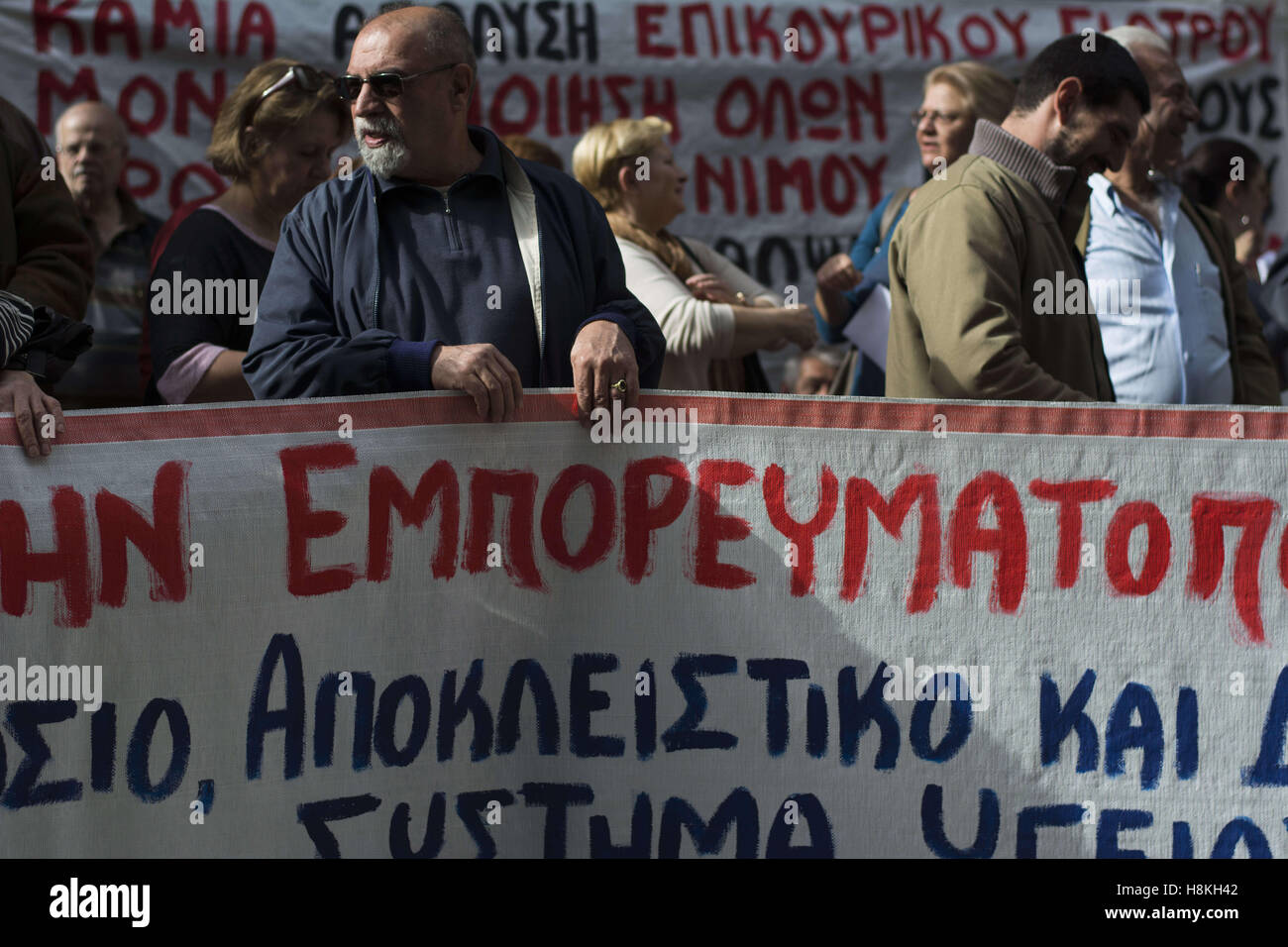 Athen, Griechenland. 14. November 2016. Gesundheitswesen und Gewerkschafter versammeln sich vor dem Ministerium für Gesundheit und soziale Solidarität und schreien Parolen gegen die Regierungspolitik. Die inszenierte einer Demonstration zum Protest gegen Personalmangel im Gesundheitswesen, sowie Bezüge zu verlangen. Bildnachweis: Nikolas Georgiou/ZUMA Draht/Alamy Live-Nachrichten Stockfoto