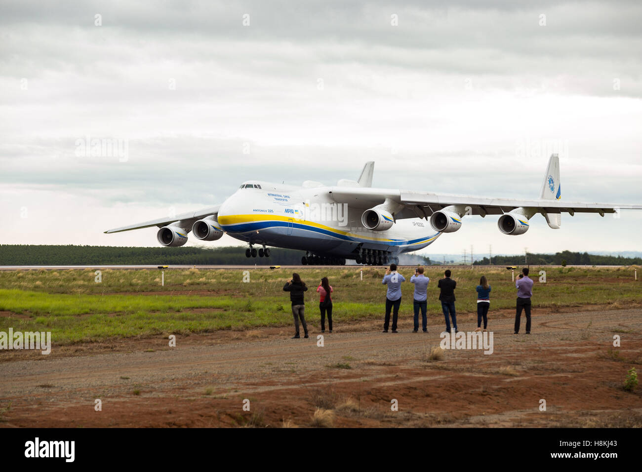 Sao Paulo, Brasilien. 14. November 2016. Ukrainischen Antonov An-225 "Mriya", der weltweit größte Frachtflugzeug, landet auf dem internationalen Flughafen Viracopos, etwa 100km weit von Sao Paulo. Das Flugzeug wird ein Generator mit einem Gesamtgewicht von ca. 150 Tonnen in Guarulhos abholen und liefern sie an die Stadt Santiago de Chile. Bildnachweis: Paulo Lopes/ZUMA Draht/Alamy Live-Nachrichten Stockfoto