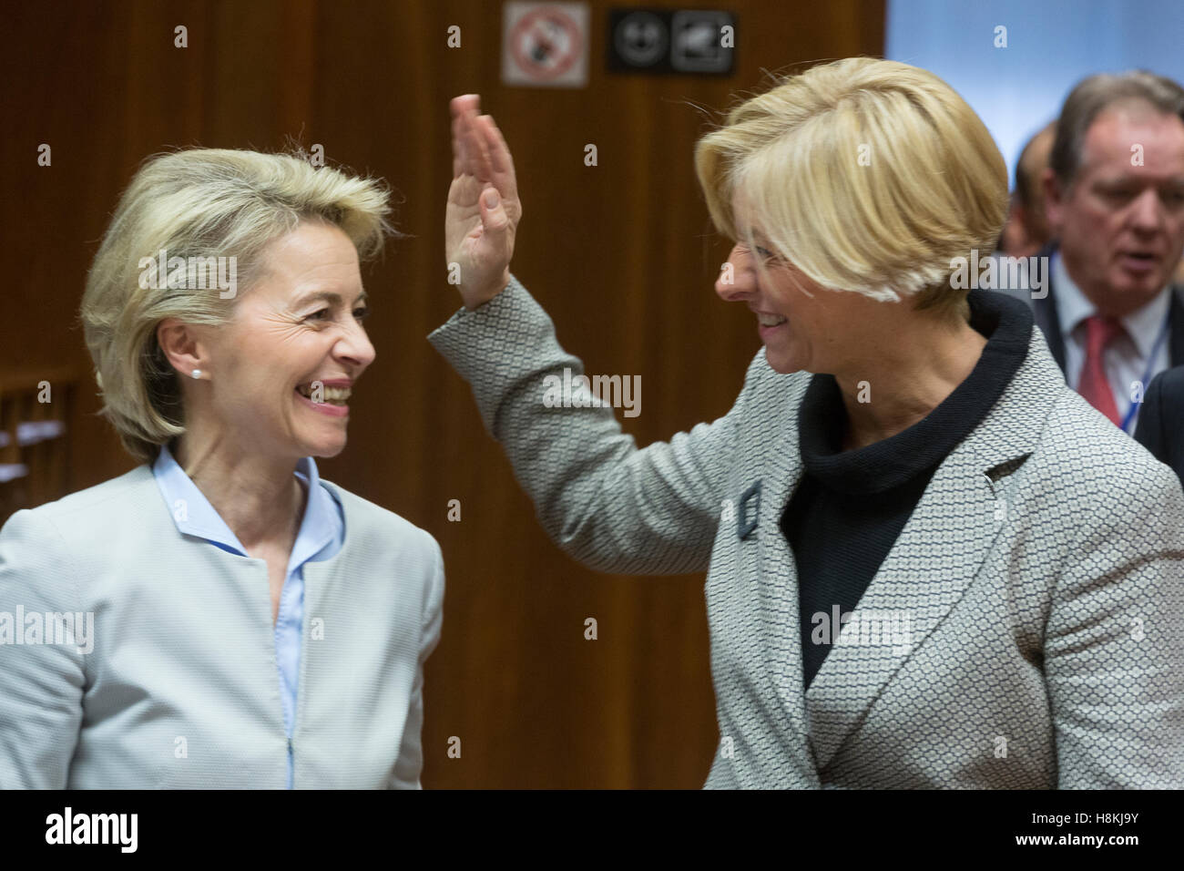 Brüssel, 14. November 2016--Deutsche Verteidigungsministerin Ursula von Der Leyen (L) ist im Gespräch mit der Italian Defense Minister Roberta Pinotti (R) vor den Sitz zum Jahresbeginn eine EU Verteidigung und auswärtige Angelegenheiten Minister im Rat Europäischen Union. Bildnachweis: Dpa picture Alliance/Alamy Live News Stockfoto