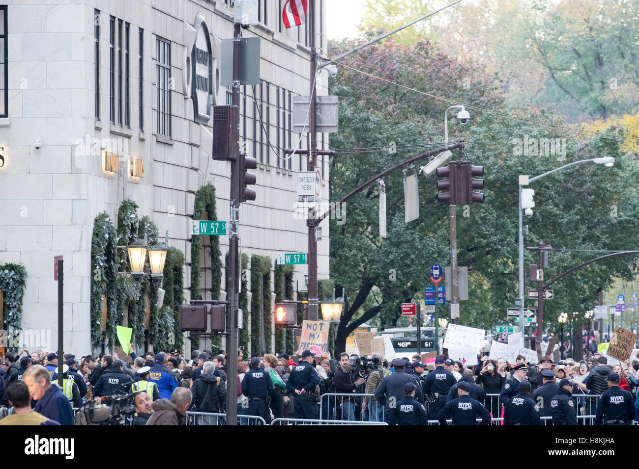 New York, USA. 13. November 2016. NYPD officers Mann die Barrikaden, die Anti-Trump Demonstranten vom Trump Tower auf der 5th Avenue in New York. Quelle: barbara Cameron pix/Alamy leben Nachrichten Stockfoto