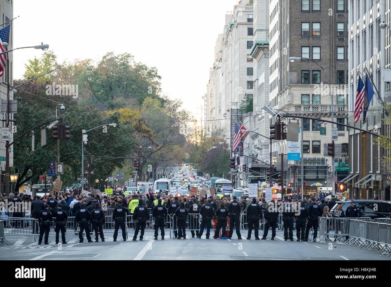 New York, USA. 13. November 2016. NYPD officers Mann die Barrikaden, die Anti-Trump Demonstranten vom Trump Tower auf der 5th Avenue in New York. Quelle: barbara Cameron pix/Alamy leben Nachrichten Stockfoto