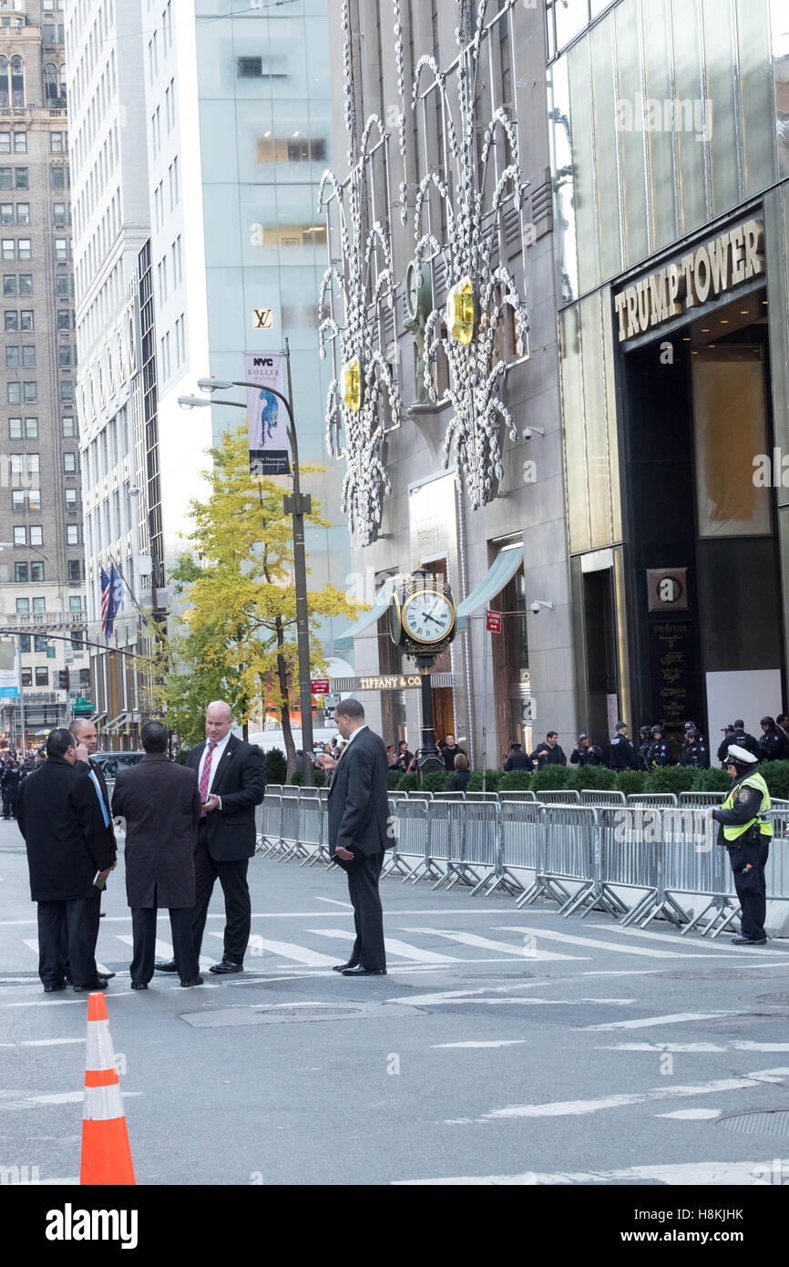 New York, USA. 13. November 2016. Polizeichef von NEW YORK CITY New York, USA. 13. November 2016. James S. O'Neill und anderen hochrangigen NYPD Beamte, eine Konferenz einzuberufen, auf der 5th Avenue, New York City, vor der Polizei verschanzt Trump Tower, wie Demonstranten März im Hintergrund. Quelle: barbara Cameron pix/Alamy leben Nachrichten Stockfoto