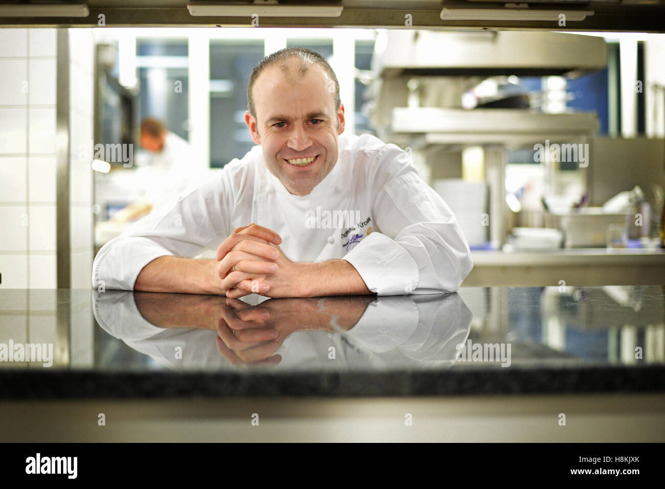 Starkoch Andreas Krolik, fotografiert in der Küche des Restaurant "Lafleur"  in Frankfurt/Main, Deutschland, 11. November 2016. Das Hotel und Restaurant  guide GaultMillau & Krolik zum "Koch des Jahres 2017" gewählt. Foto: SUSANN