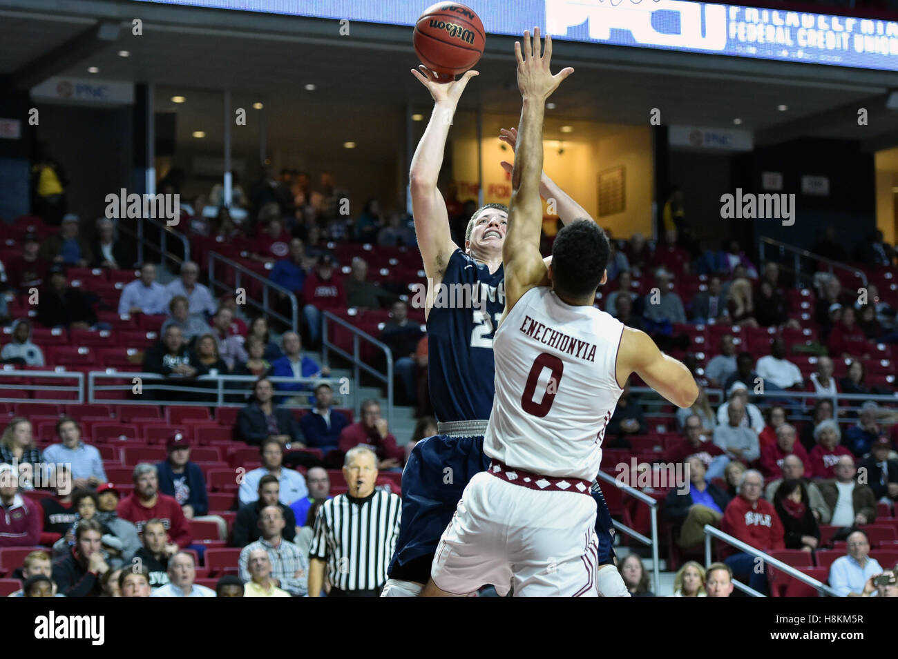 Philadelphia, Pennsylvania, USA. 14. November 2016. New Hampshire Wildcats legt nach vorne TANNER LEISSNER (21), ein Schuss über Temple Owls weiterleiten OBI ENECHIONYIA (0) bei den non-Konferenz Basketball-Spiel im Liacouras Center in Philadelphia gespielt wird. UNH schlagen Tempel 57-52 in einem Spiel der Vorsaison NIT. © Ken Inness/ZUMA Draht/Alamy Live-Nachrichten Stockfoto