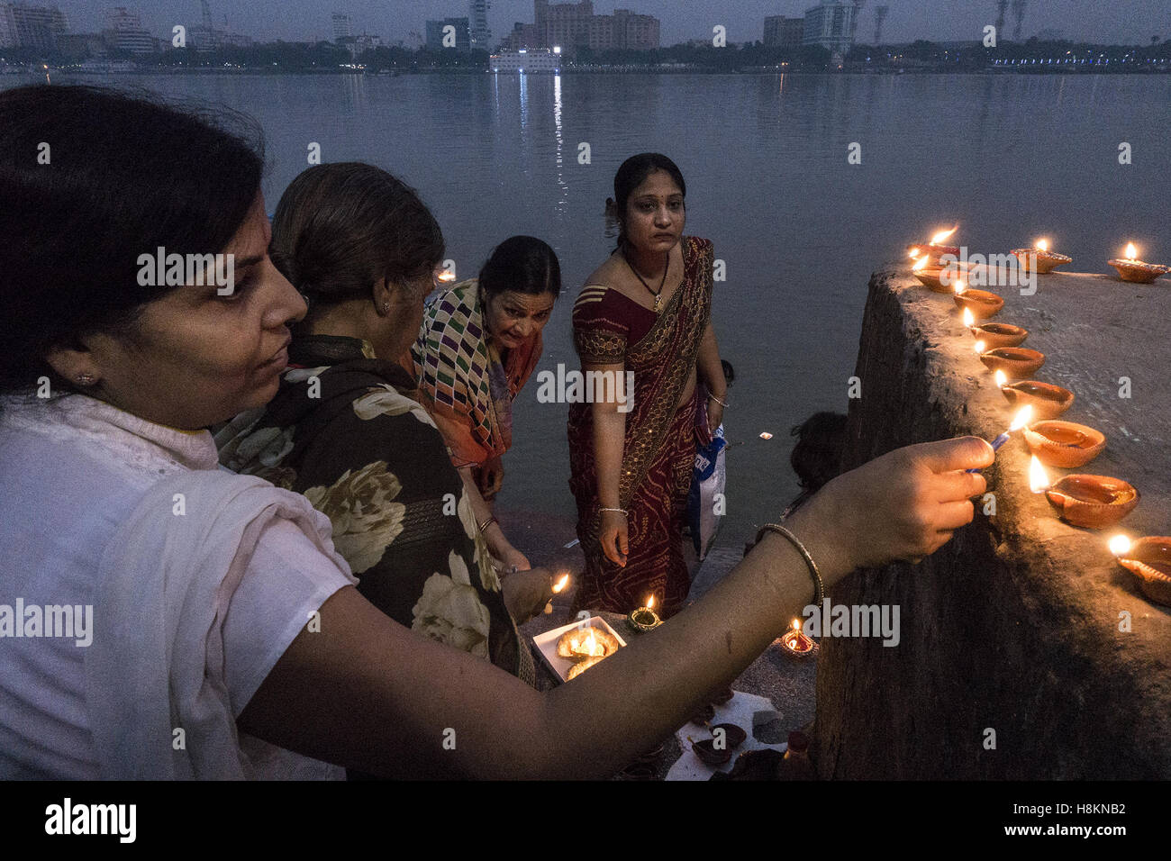 Kolkata, Indien. 14. November 2016. Indische Anhänger Licht traditionelle Öllampen während das Dev Deepawali Festival in Howrah, Westseite von Kolkata, Indien, 14. November 2016. Die Dev Deepawali ist das Festival von Kartik Poornima in Indien gefeiert. Es fällt auf den Vollmond des hinduistischen Monats Kartika. © Tumpa Mondal/Xinhua/Alamy Live-Nachrichten Stockfoto