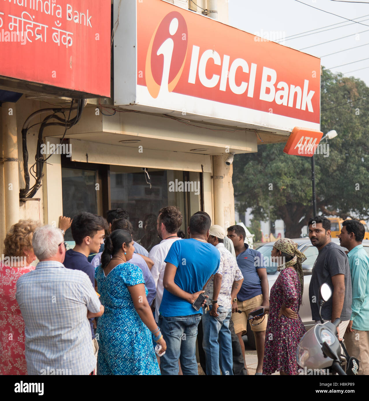 Goa, Indien. Montag, 14. November 2016. Lange Warteschlange Formen außerhalb der Varca-Zweig, wenn ICICI Bank. Banking Chaos setzt sich mit langen Warteschlangen an jedem Geldautomaten, die noch offen sind. Eine strenge Bezugslimite von 2500 Rupien (ca. £30) pro Tag für Geldautomaten gesetzt wurde, aber selbst dann viele kein Geld innerhalb von ein paar Stunden jeden Tag laufen. Bildnachweis: WansfordPhoto/Alamy Live-Nachrichten Stockfoto