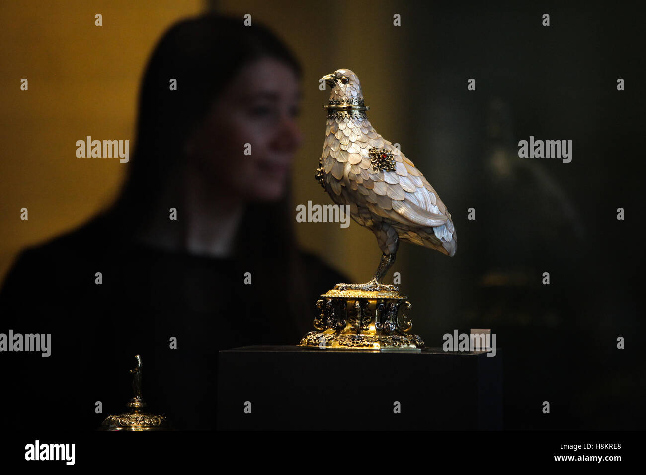 Victoria and Albert Museum, London, UK. 15. November 2016. Rebhuhn-Cup. Der Rosalinde &amp; Arthur Gilbert Galerien präsentiert 500 Meisterwerke aus einer der bedeutendsten Sammlungen der dekorativen Kunst. Die Farbe der vier Galerien eröffnet am 16. November. Bildnachweis: Dinendra Haria/Alamy Live-Nachrichten Stockfoto