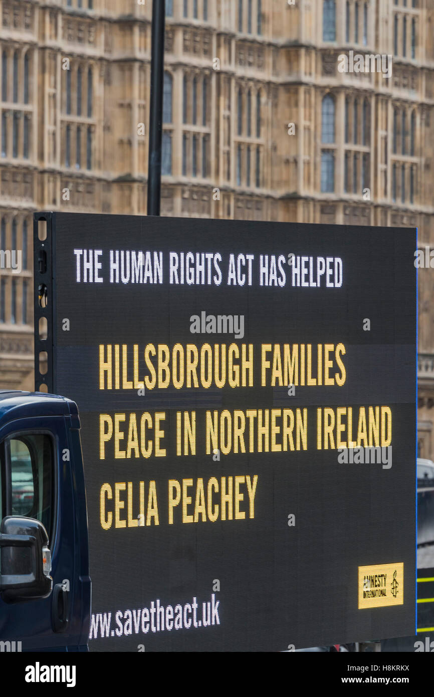Westminster, London, UK. 15. November 2016. Amnestie internationale Markteinführung umfangreiche Werbekampagne Bedeutung der Human Rights Act für Hillsborough. Angehörigen einiger der Opfer der Hillsborough-Katastrophe hat heute einen Aufruf an Theresa May, die Human Rights Act zu halten. Der Anruf kommt wie Amnesty International eine neue YouGov-Umfrage, die fanden veröffentlicht, dass die meisten Menschen (70 %) im Vereinigten Königreich, die eine Meinung geäußert haben keine Kenntnis von der Rolle spielte das Menschenrechtsgesetz in die historische Recherche. Bildnachweis: Guy Bell/Alamy Live-Nachrichten Stockfoto
