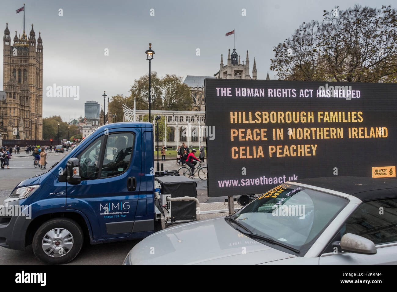 Westminster, London, UK. 15. November 2016. Amnestie internationale Markteinführung umfangreiche Werbekampagne Bedeutung der Human Rights Act für Hillsborough. Angehörigen einiger der Opfer der Hillsborough-Katastrophe hat heute einen Aufruf an Theresa May, die Human Rights Act zu halten. Der Anruf kommt wie Amnesty International eine neue YouGov-Umfrage, die fanden veröffentlicht, dass die meisten Menschen (70 %) im Vereinigten Königreich, die eine Meinung geäußert haben keine Kenntnis von der Rolle spielte das Menschenrechtsgesetz in die historische Recherche. Bildnachweis: Guy Bell/Alamy Live-Nachrichten Stockfoto