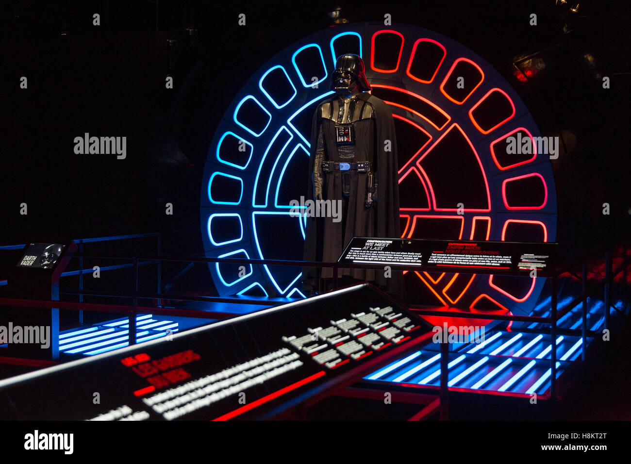 London, UK. 15. November 2016. Im Bild: Darth Vader Kostüm. Die bahnbrechende Ausstellung Star Wars Identities erforscht die komplexen Begriff der Identität durch die Charaktere von Star Wars. Besucher werden auf einer interaktiven Identitätssuche und können eine exklusive Kollektion von 200 Requisiten, Modelle, Kostüme und Kunstwerke aus dem Star Wars-Film ansehen. Die Ausstellung ist geöffnet für die Öffentlichkeit vom 18. November 2016, 3. September 2017 in der O2. Bildnachweis: Bettina Strenske/Alamy Live-Nachrichten Stockfoto