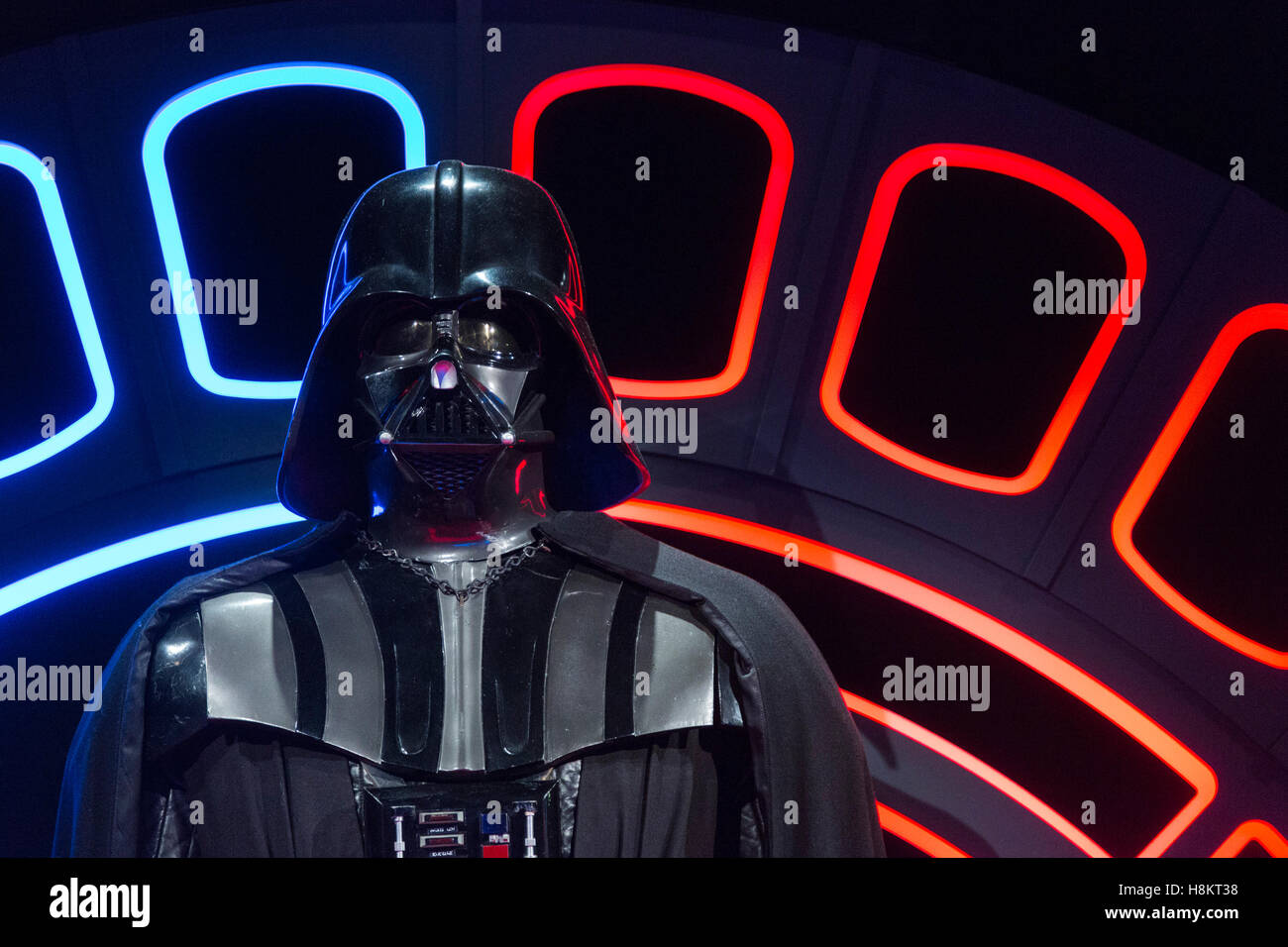 London, UK. 15. November 2016. Im Bild: Darth Vader Kostüm. Die bahnbrechende Ausstellung Star Wars Identities erforscht die komplexen Begriff der Identität durch die Charaktere von Star Wars. Besucher werden auf einer interaktiven Identitätssuche und können eine exklusive Kollektion von 200 Requisiten, Modelle, Kostüme und Kunstwerke aus dem Star Wars-Film ansehen. Die Ausstellung ist geöffnet für die Öffentlichkeit vom 18. November 2016, 3. September 2017 in der O2. Bildnachweis: Bettina Strenske/Alamy Live-Nachrichten Stockfoto