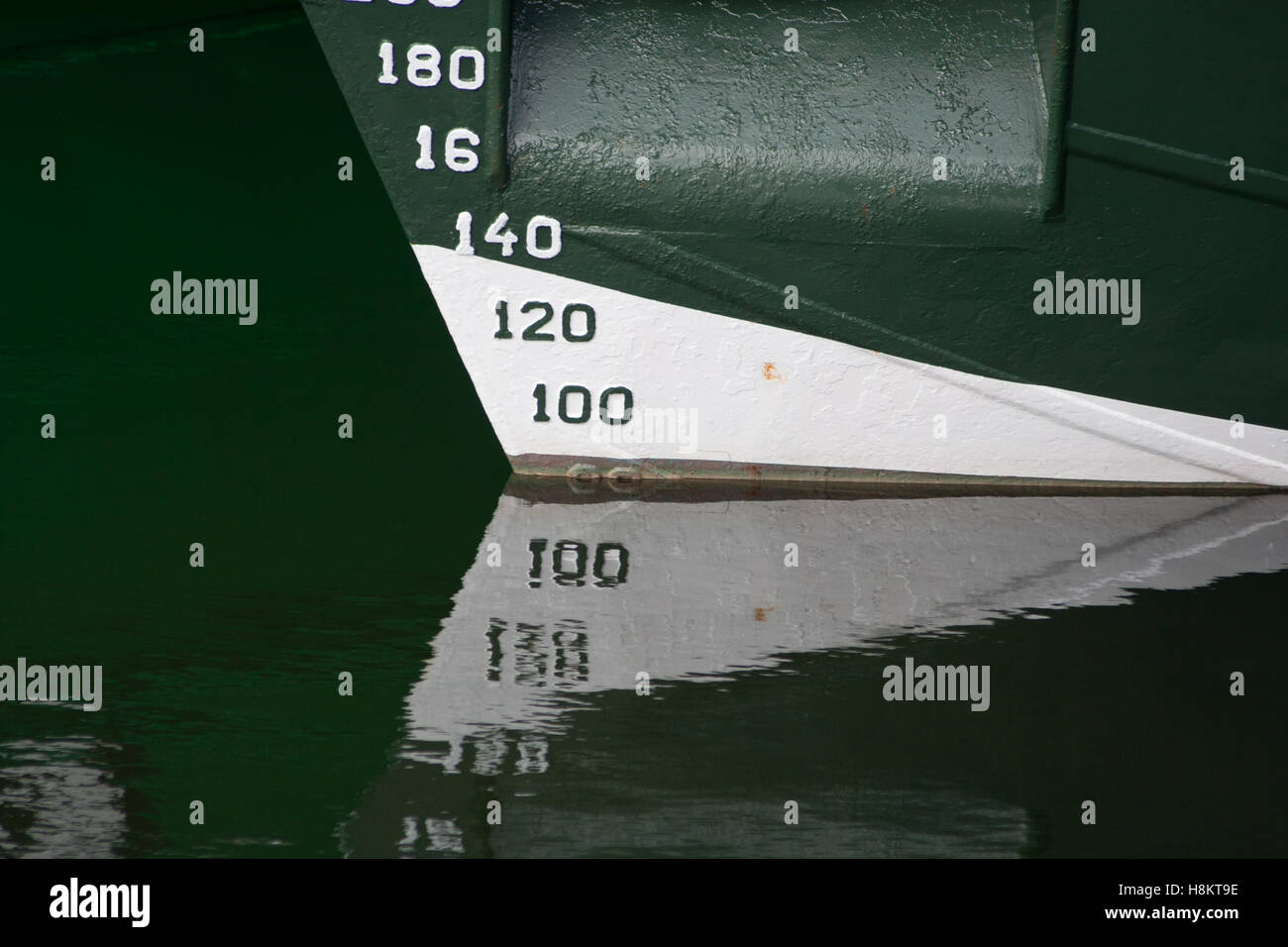 Reflexion einer Plimsoll Linie eines Bootes Stockfoto