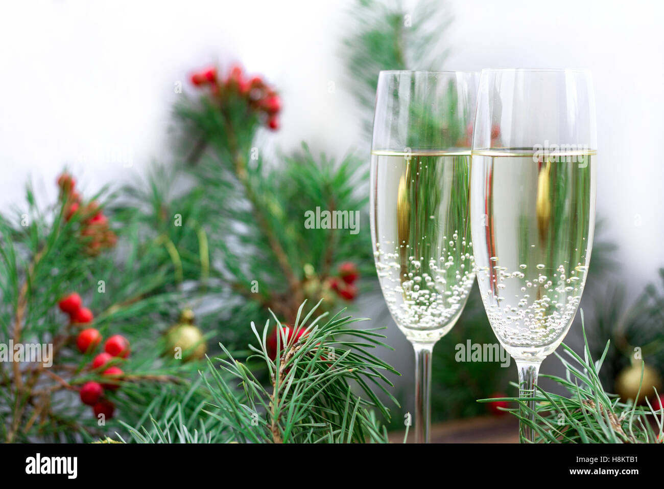 Weihnachten und Neujahr saisonale Zusammensetzung mit Tannenzweigen Baum, zwei Gläser Sekt, goldenen Kugeln Ornament und rote Zeile Stockfoto