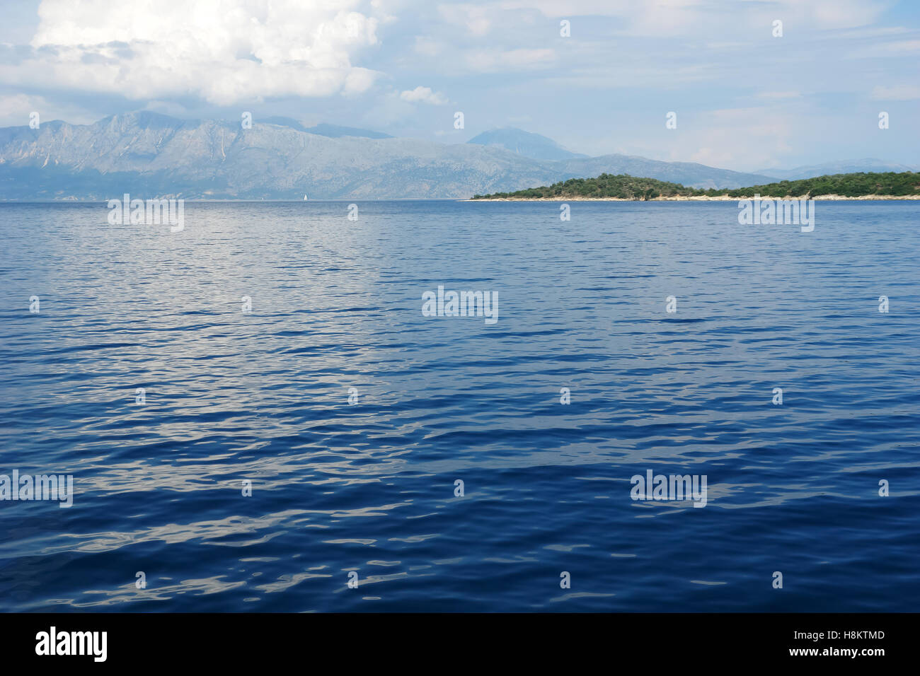 Levkas, Griechenland, 11. Mai 2013: Panoramablick mit blauem Meer und Berge im Ionischen Meer, Griechenland. Stockfoto