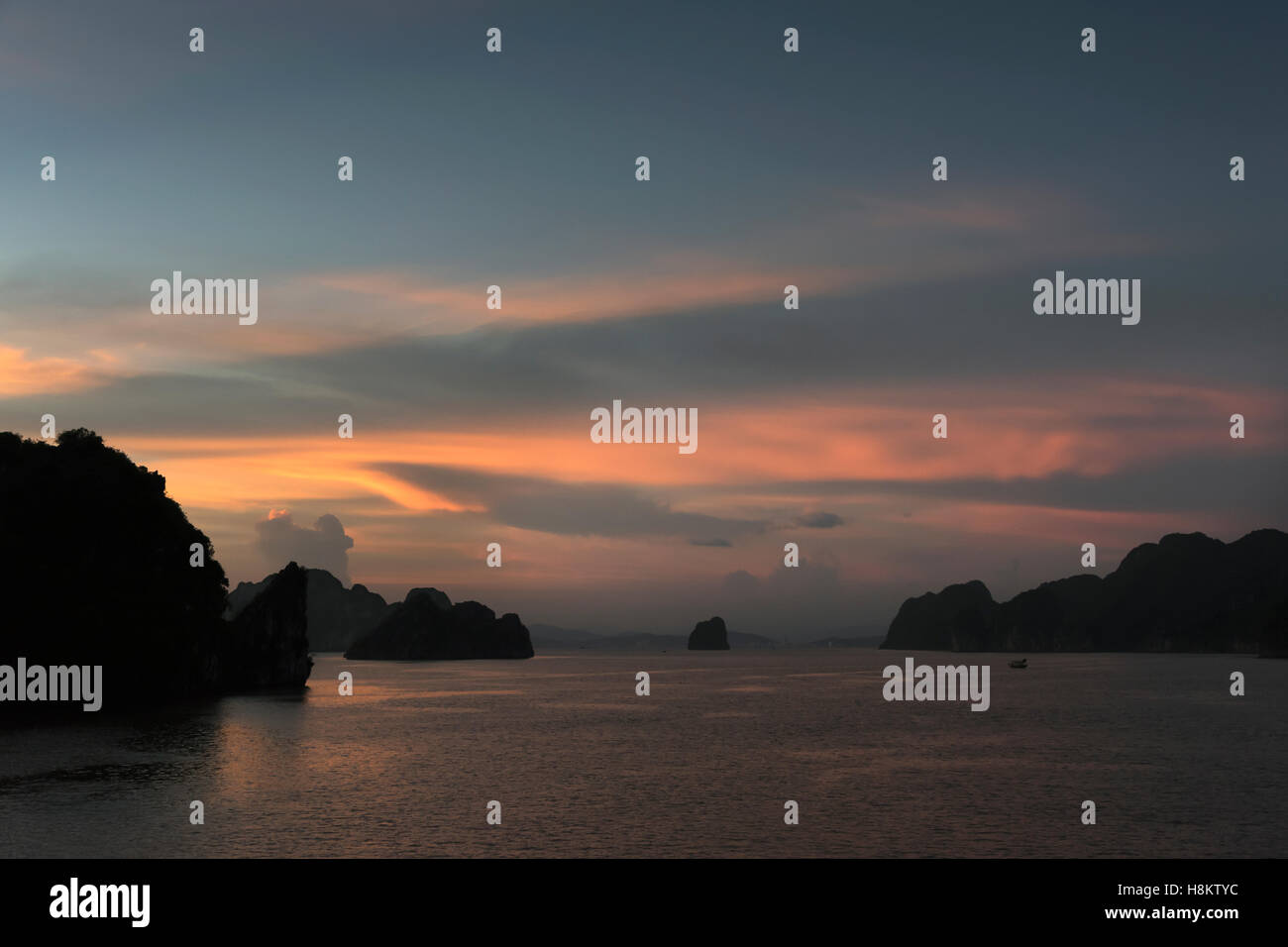 Ha Long Bay Sonnenuntergang, Nord-Vietnam Stockfoto