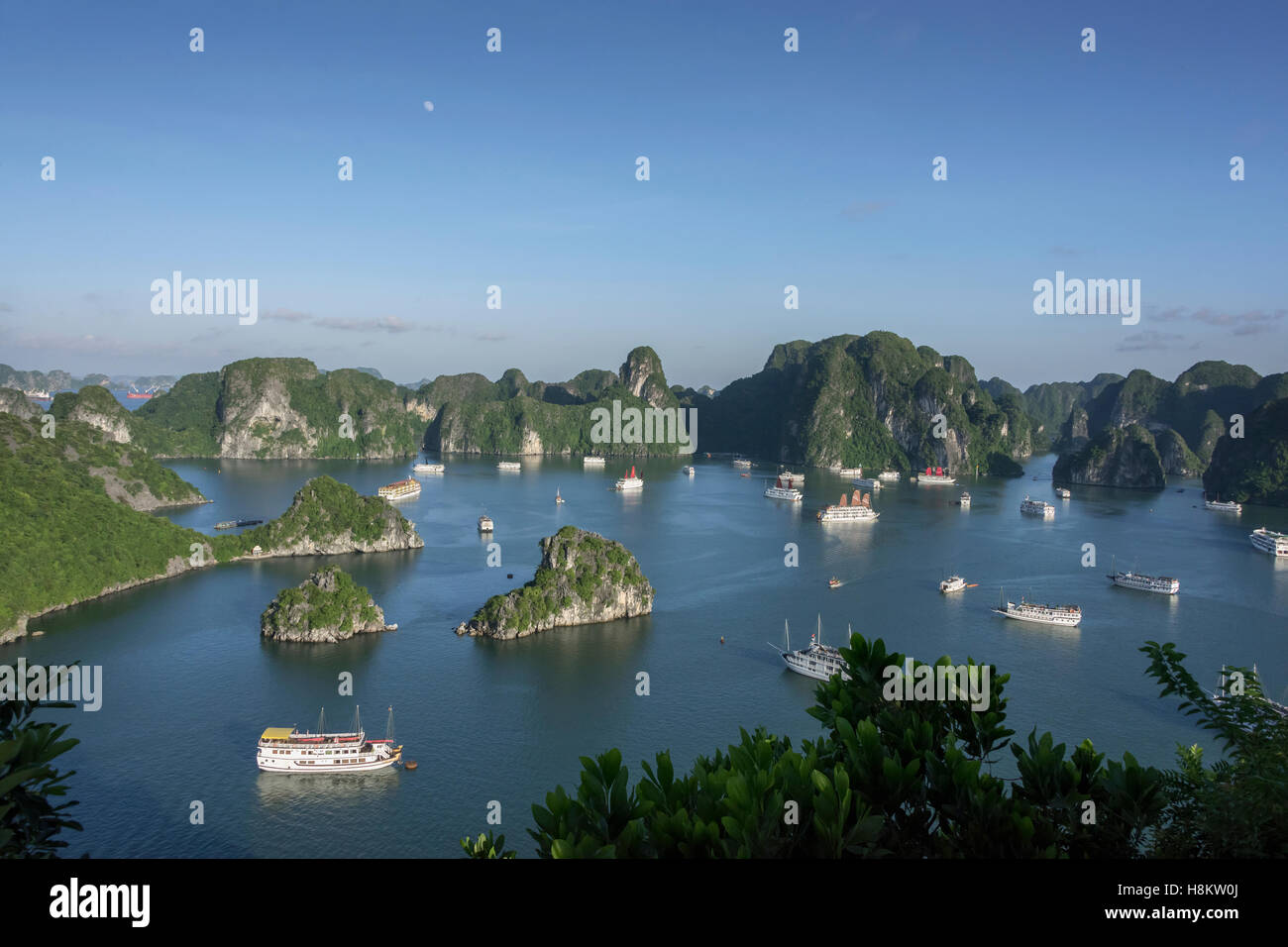 Ansicht der Kreuzfahrtschiffe von Ti Top (Titov) Insel, Ha Long Bay, Nord-Vietnam Stockfoto