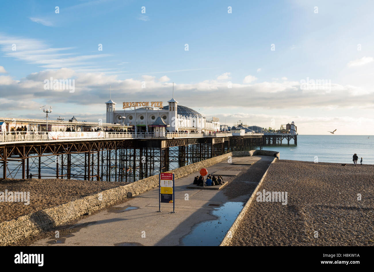 Blick auf Albion Buhne und Brighton Pier (Palace Pier war) auf Brighton Beach auf einem ruhigen sonnigen Tag, Sussex, UK Stockfoto