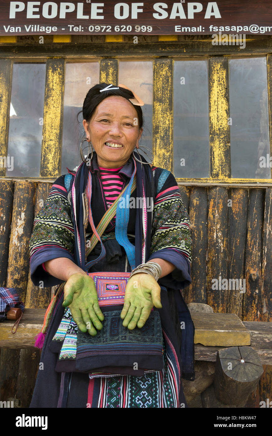 Frau mit den grünen Händen am Handwerkszentrum, Ta Van Tal, Sa Pa, Nord-Vietnam Stockfoto