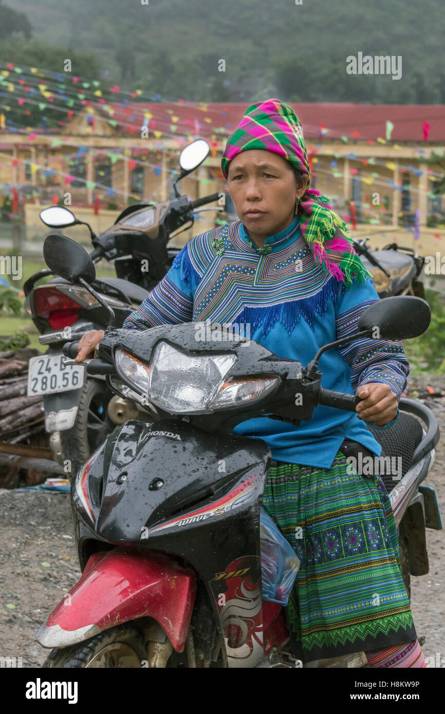 Flower Hmong Frau Durchreise Coc Ly Markt o ein Motorrad, in der Nähe von Sa Pa, Nord-Vietnam Stockfoto