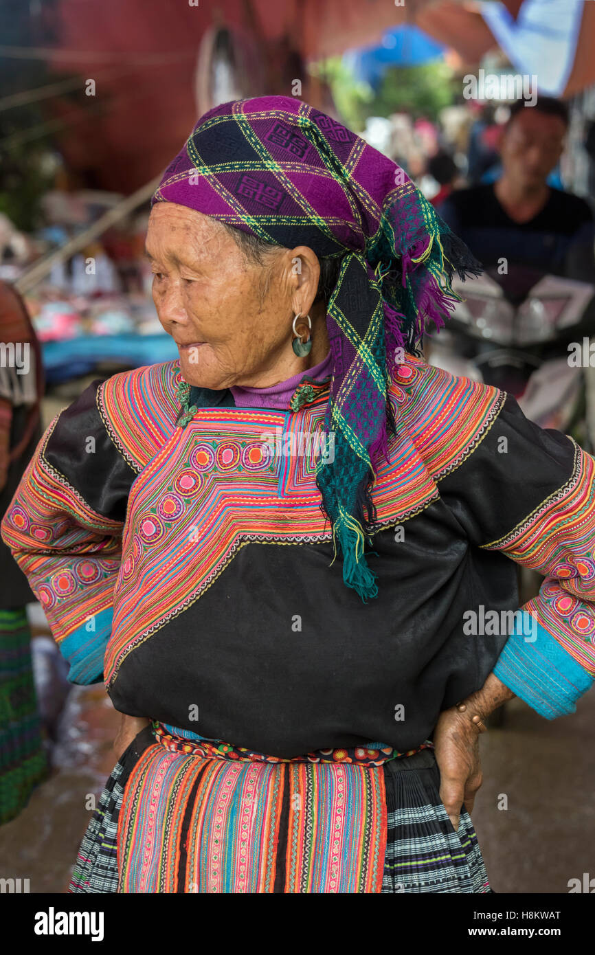 Flower Hmong Seniorin auf dem Coc Ly Markt in der Nähe von Sa Pa, Nord-Vietnam Stockfoto