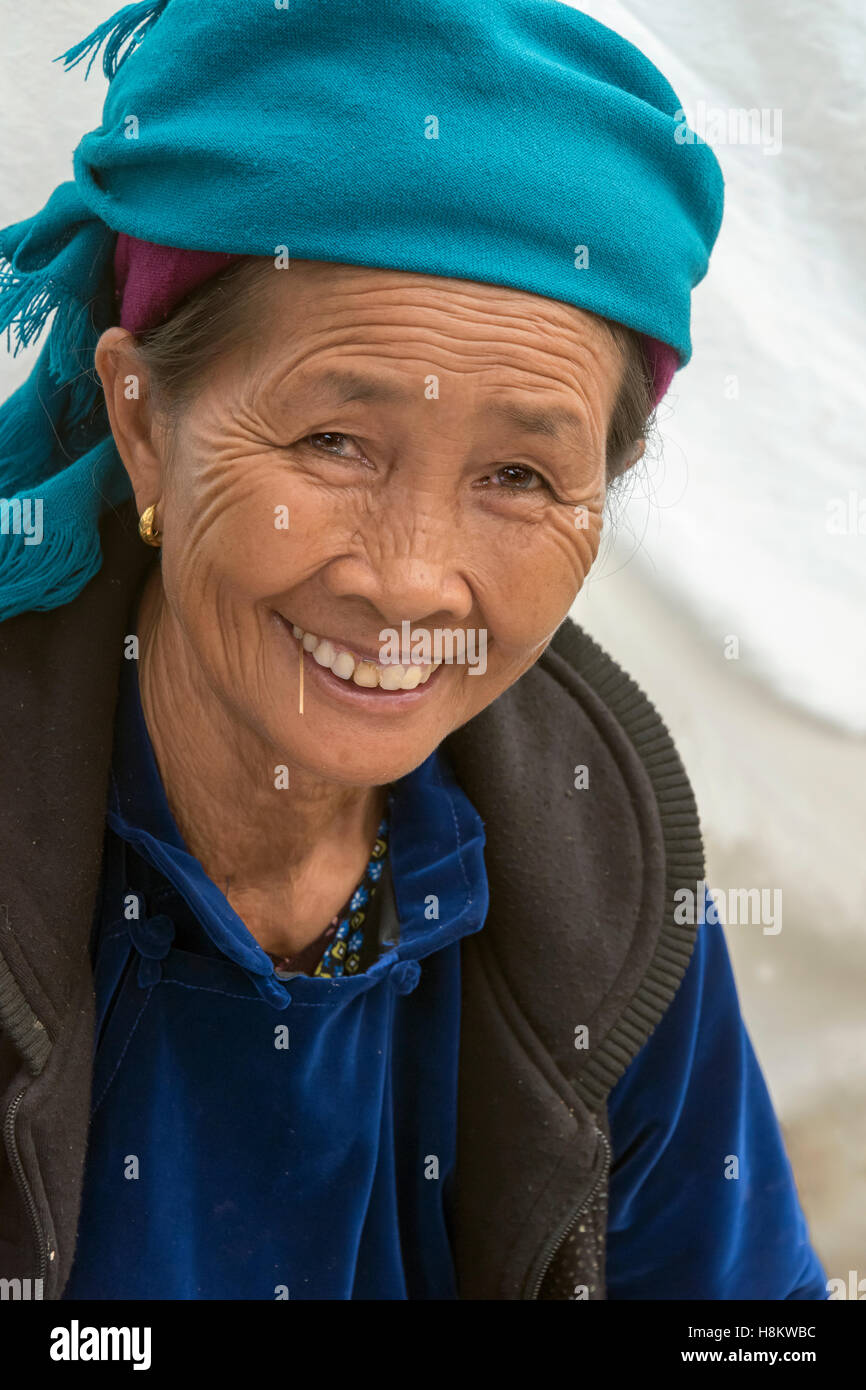 Frau mit einem Zahnstocher und gold Zipfelbildung, Coc Ly Markt in der Nähe von Sa Pa, Nord-Vietnam Stockfoto