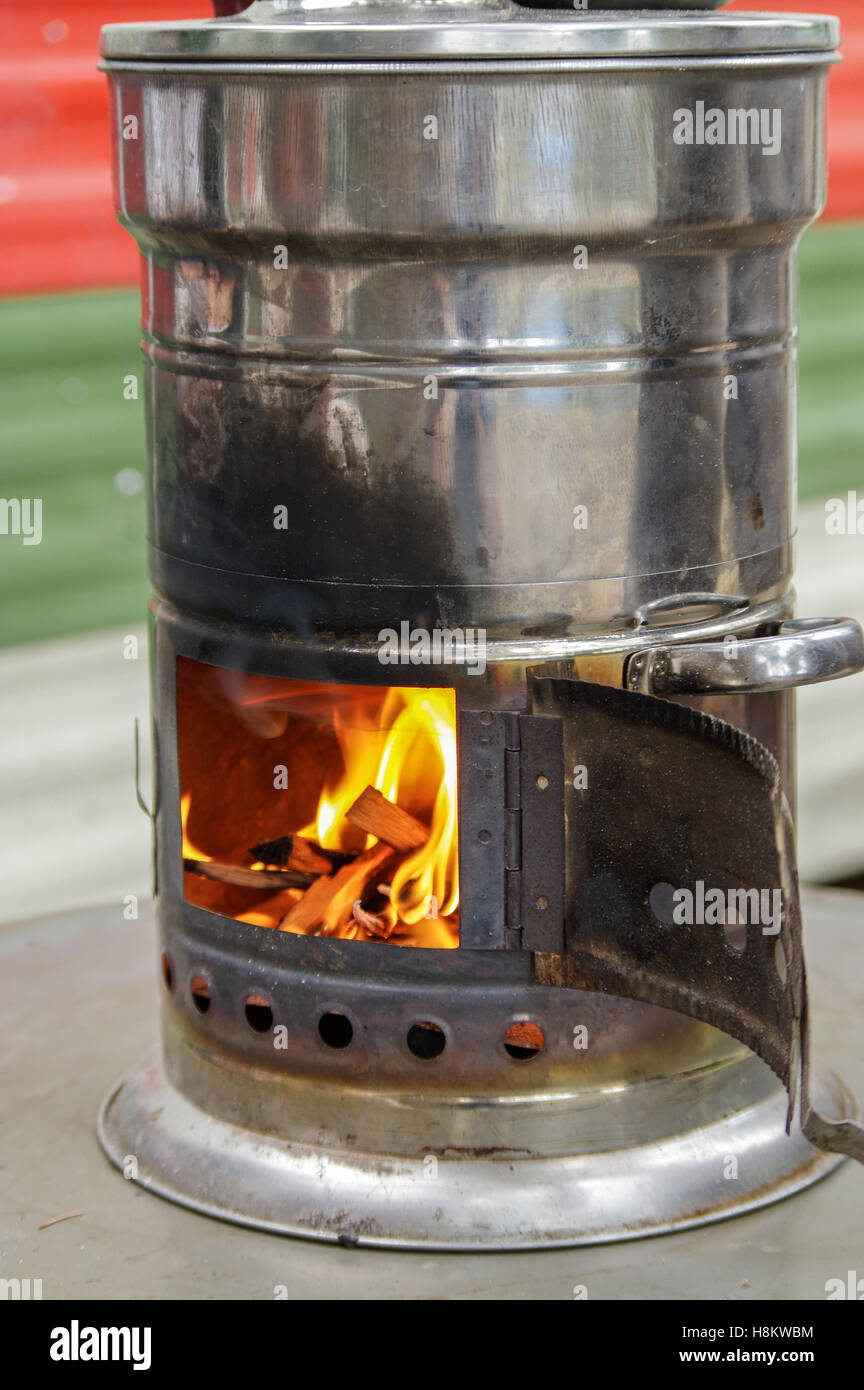 Alte russische Samowar mit offenem Kamin. Ein Gerät für die Zubereitung von Tee. Stockfoto