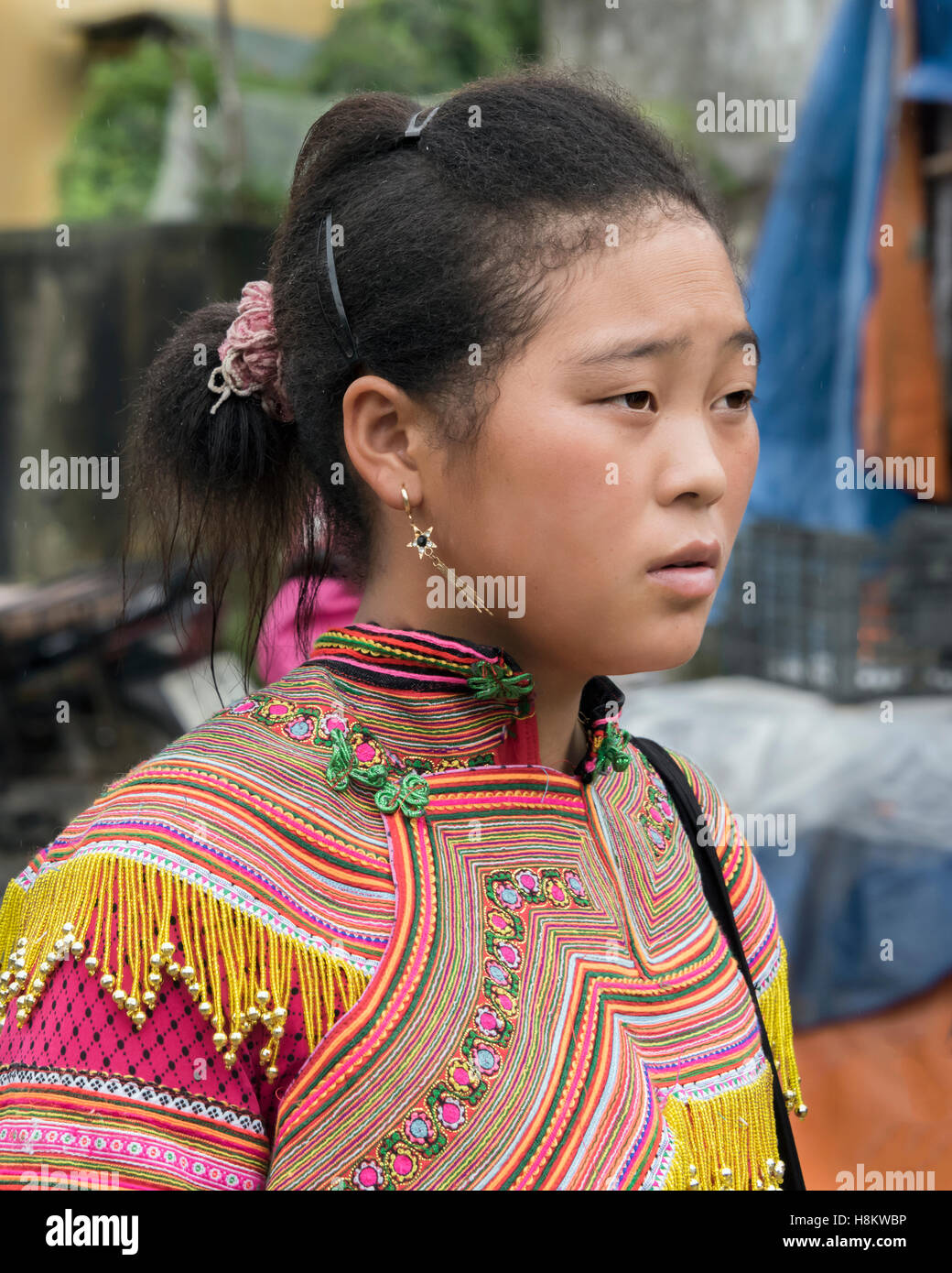 Flower Hmong junge Frau in traditioneller Kleidung, Coc Ly Markt in der Nähe von Sa Pa, Nord-Vietnam Stockfoto