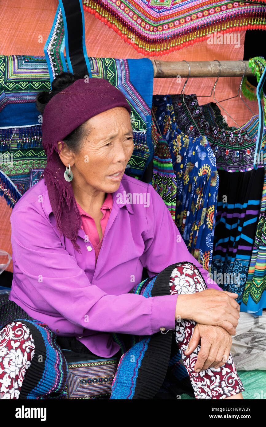 Frau verkaufen traditionellen Kleidung, Coc Ly Markt in der Nähe von Sa Pa, Nord-Vietnam Stockfoto
