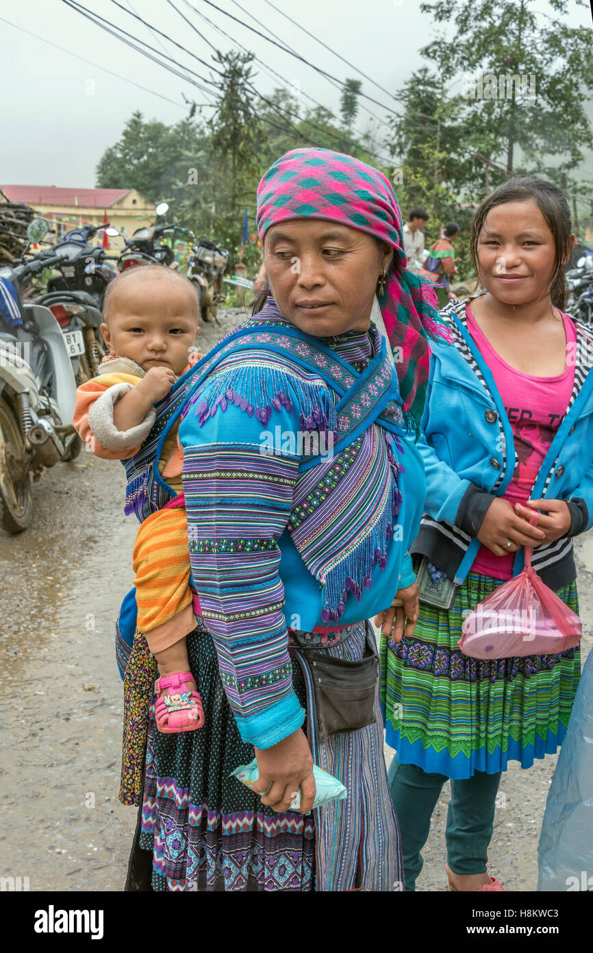 Rückblick auf Baby, blau grüne Hmong Familie an einem regnerischen Tag im Coc Ly Markt in der Nähe von Sa Pa, Nord-Vietnam Stockfoto