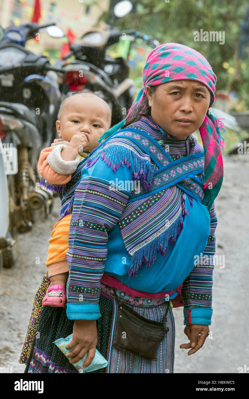 Blau grün Hmong-Mutter und Baby, Coc Ly Markt in der Nähe von Sa Pa, Nord-Vietnam Stockfoto