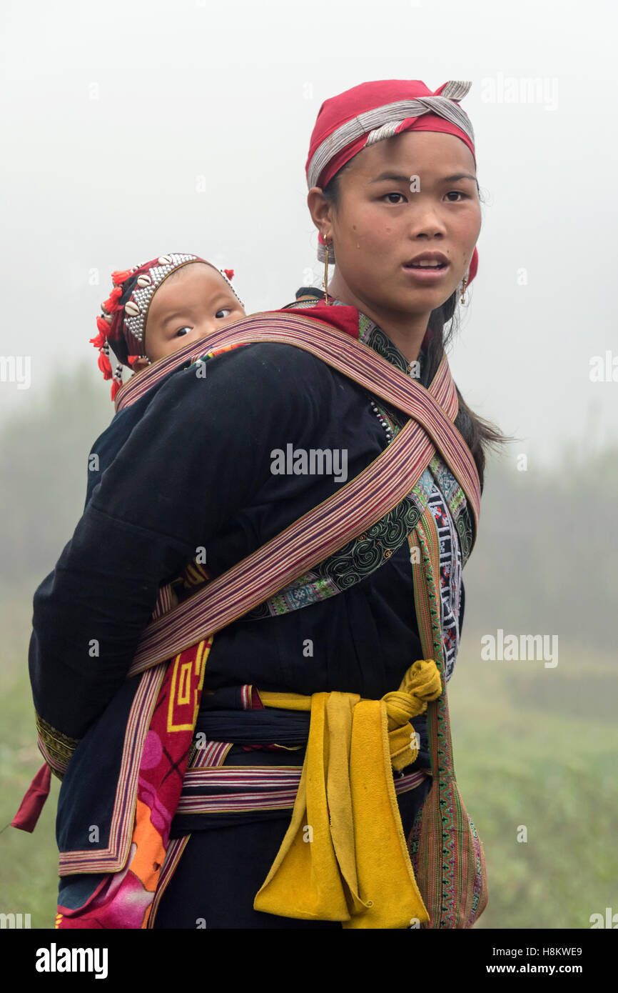 Red Dao Frau neugierig Baby auf den Rücken, Sa Pa, Nord-Vietnam Stockfoto