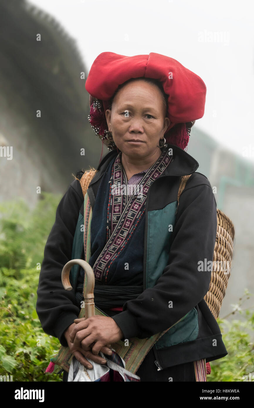 Müde Dao Frau an einem regnerischen Tag, Sa Pa, Nord-Vietnam Stockfoto