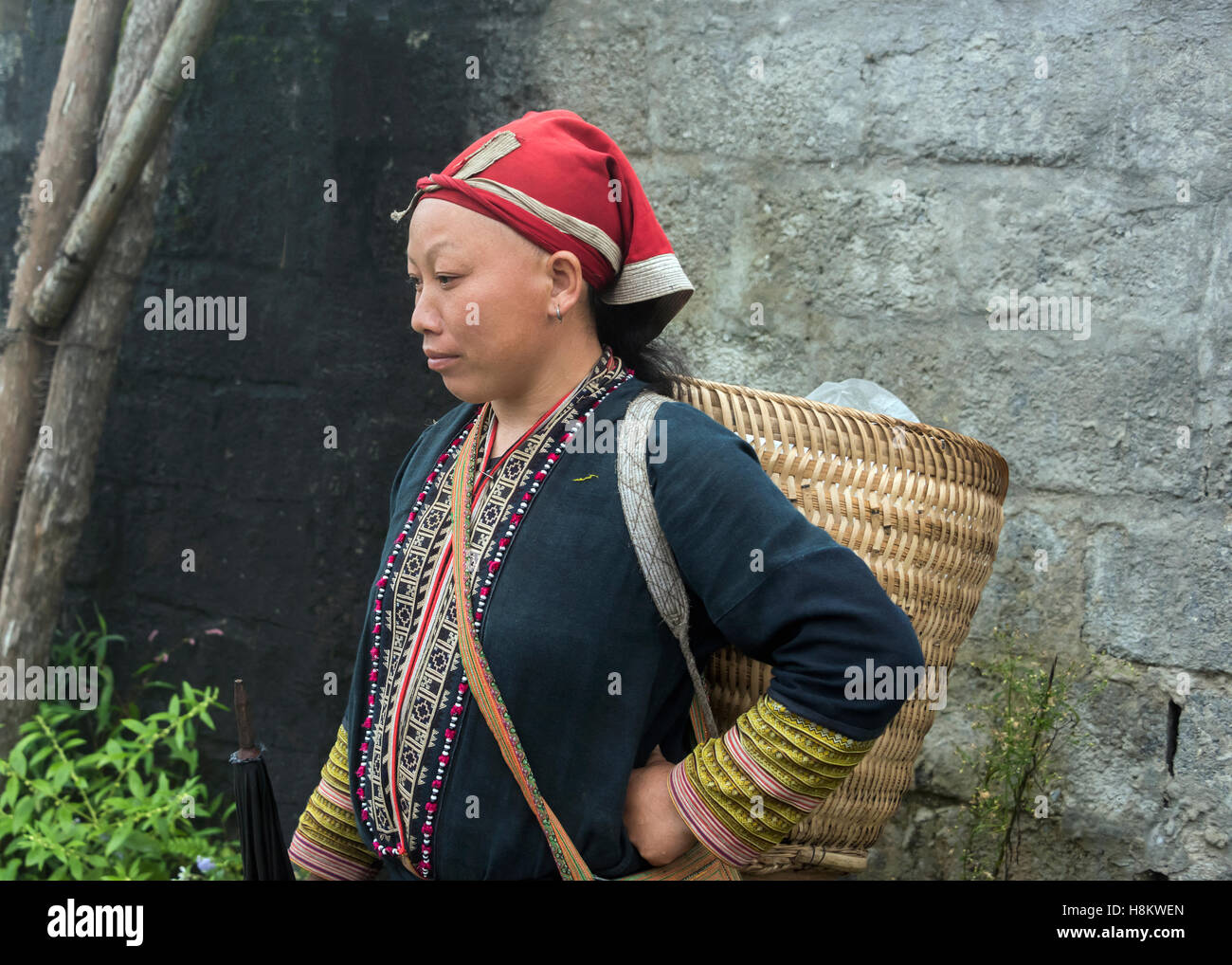 Red Dao-Frau in traditioneller Kleidung, Sa Pa, Nord-Vietnam Stockfoto