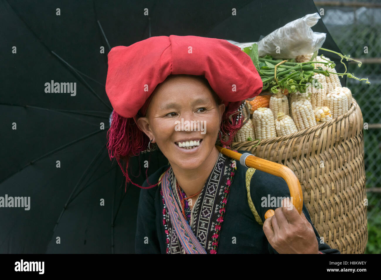 Frau mit Mais und schwarzen Regenschirm, Sa Pa, Nord-Vietnam Stockfoto