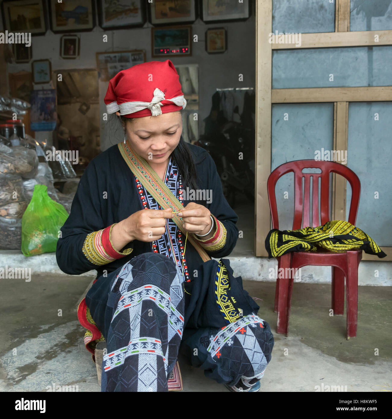 Red Dao Frau Sticken ethnische Kleidung, Sa Pa, Nord-Vietnam Stockfoto