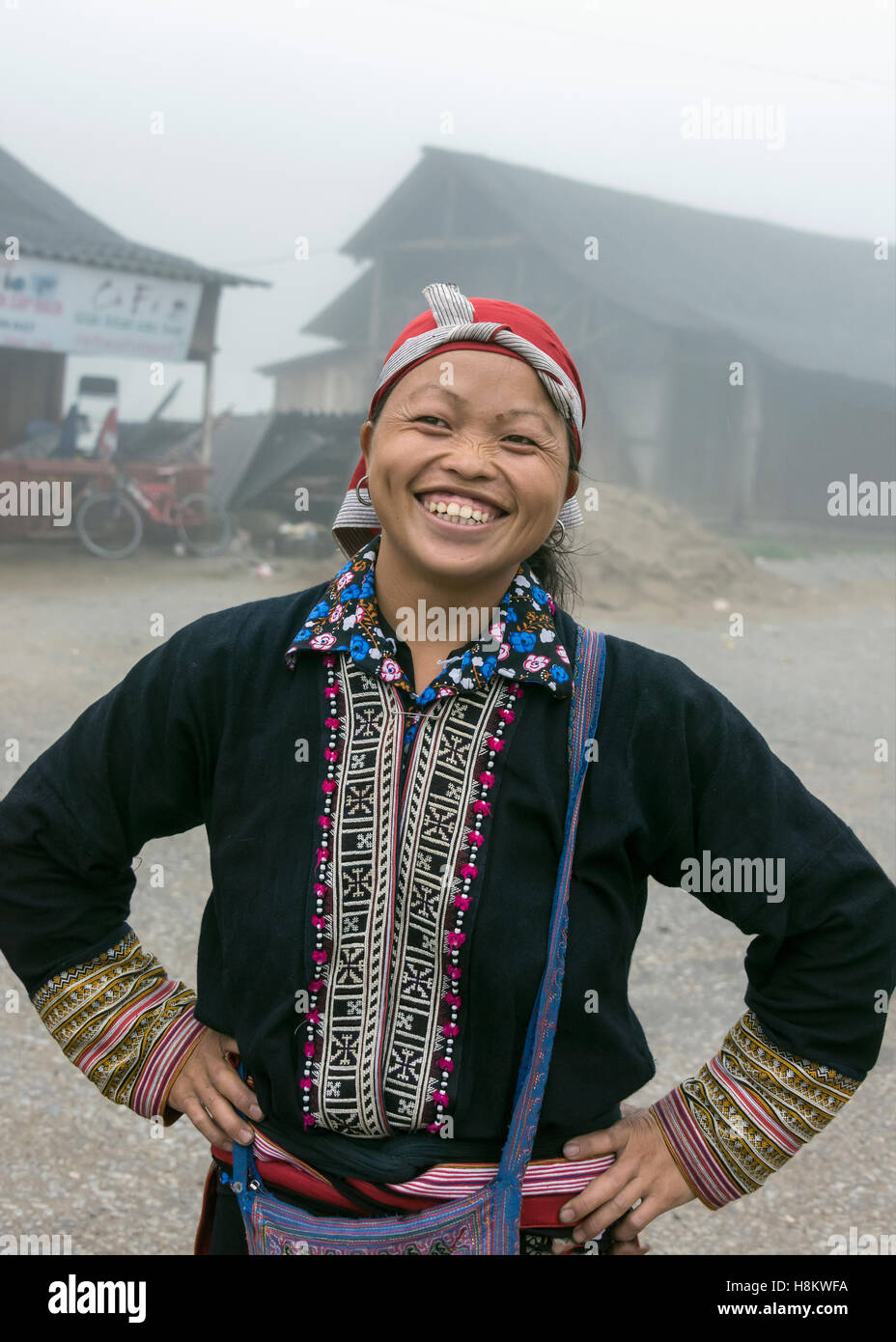 Lachend Red Dao Frau an einem regnerischen Tag, Sa Pa, Nord-Vietnam Stockfoto