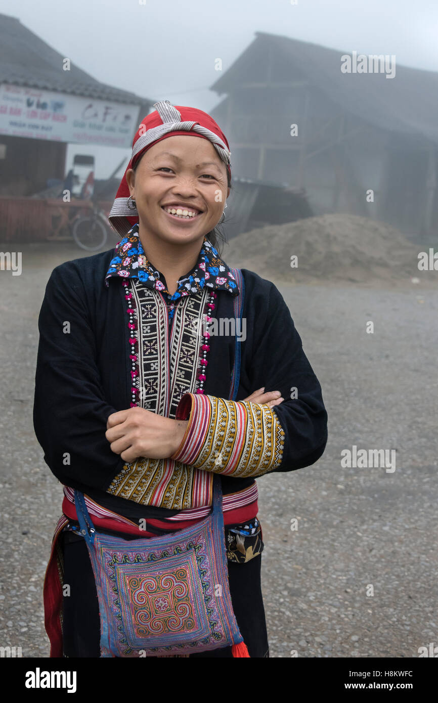 Lächelnde Frau Red Dao an einem regnerischen Tag, Sa Pa, Nord-Vietnam Stockfoto