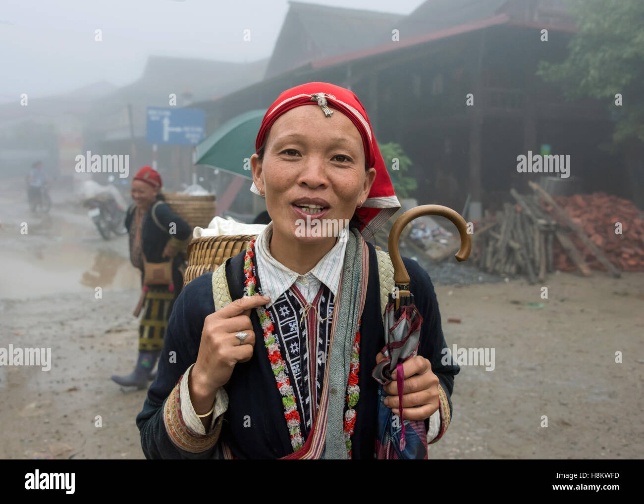 Red Dao Frau an einem regnerischen Tag, Sa Pa, Nord-Vietnam Stockfoto