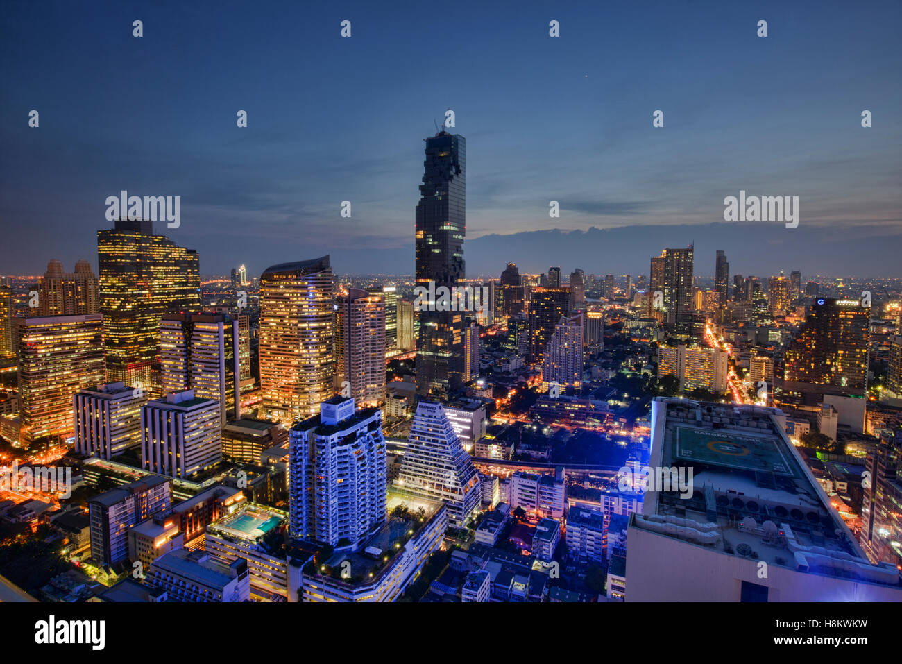 Blaue Stunde über der MahaNakhon Tower, Bangkok, Thailand Stockfoto
