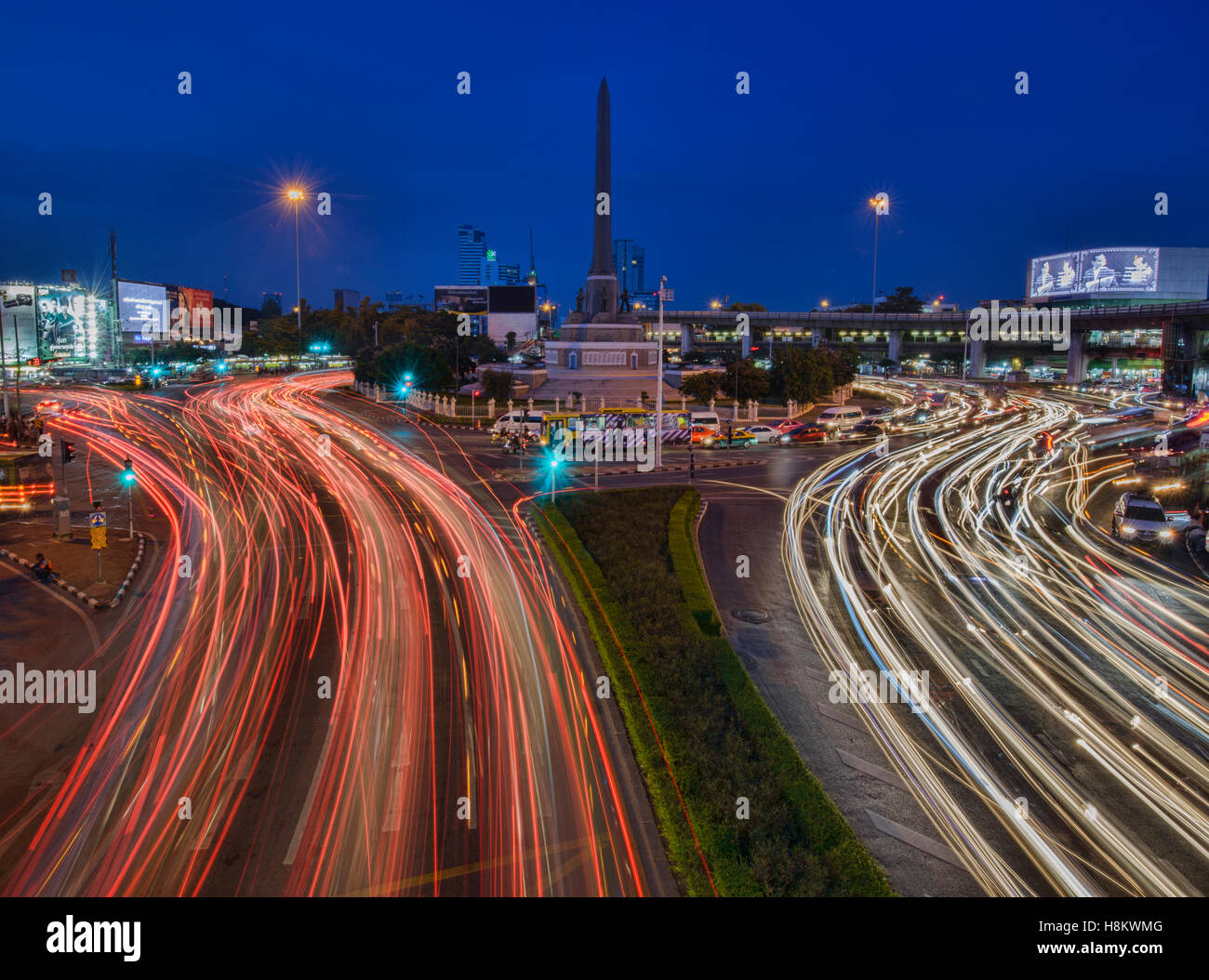 Rush Hour am Siegesdenkmal, Bangkok, Thailand Stockfoto