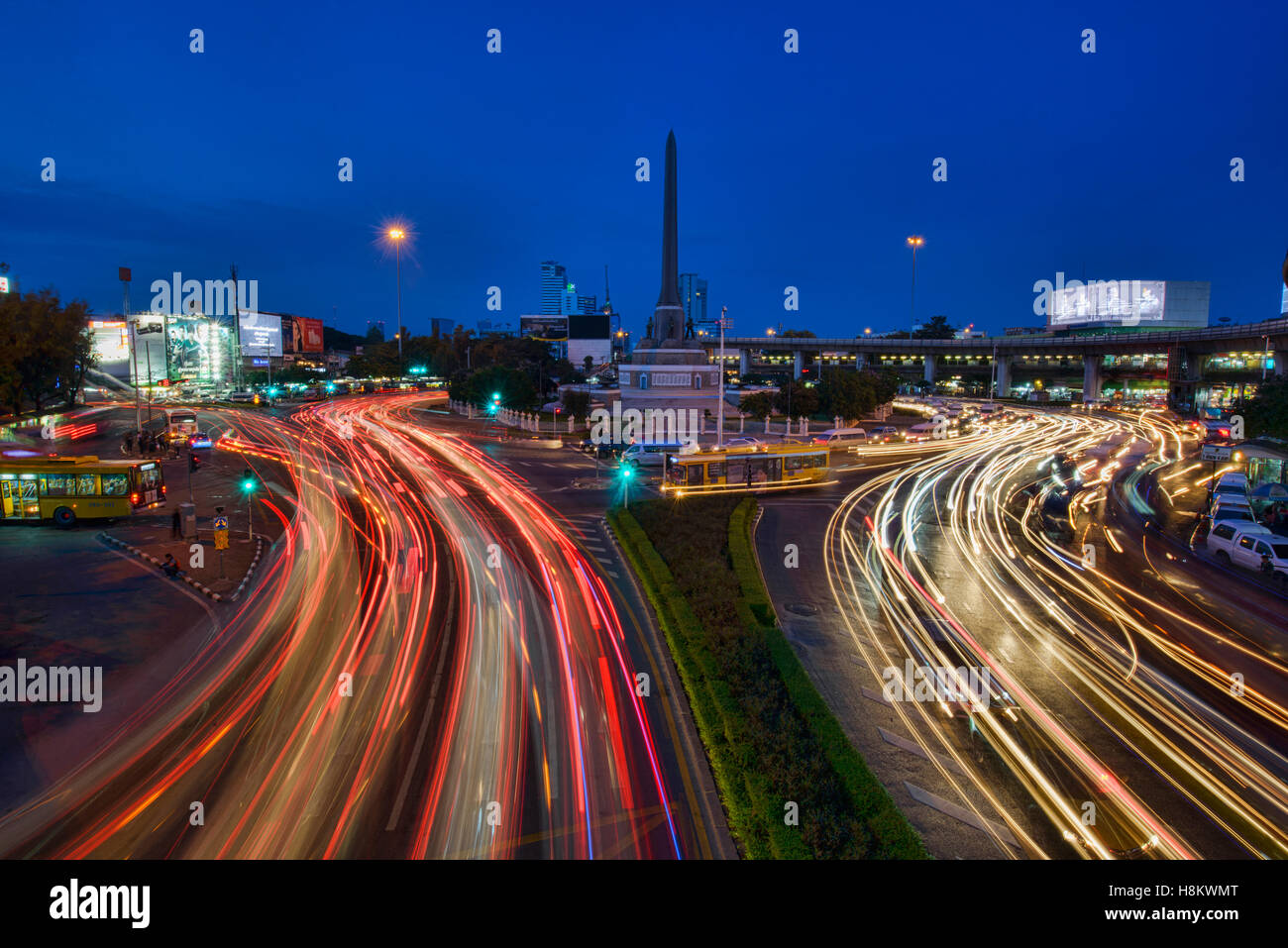 Rush Hour am Siegesdenkmal, Bangkok, Thailand Stockfoto