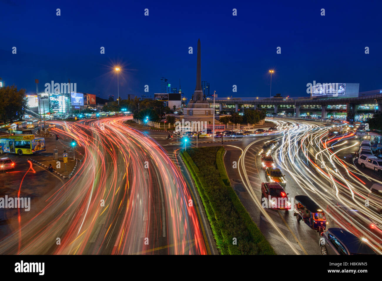 Rush Hour am Siegesdenkmal, Bangkok, Thailand Stockfoto